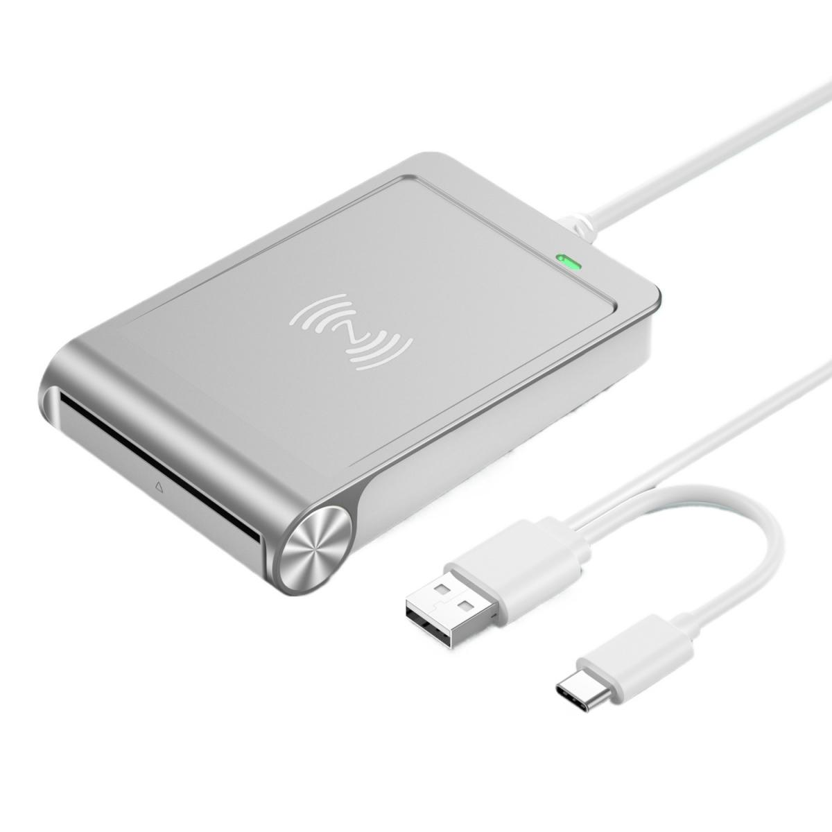 Ein silbernes Lesegerät mit NFC-Symbol und einem weißen USB-Kabel auf weißem Hintergrund.