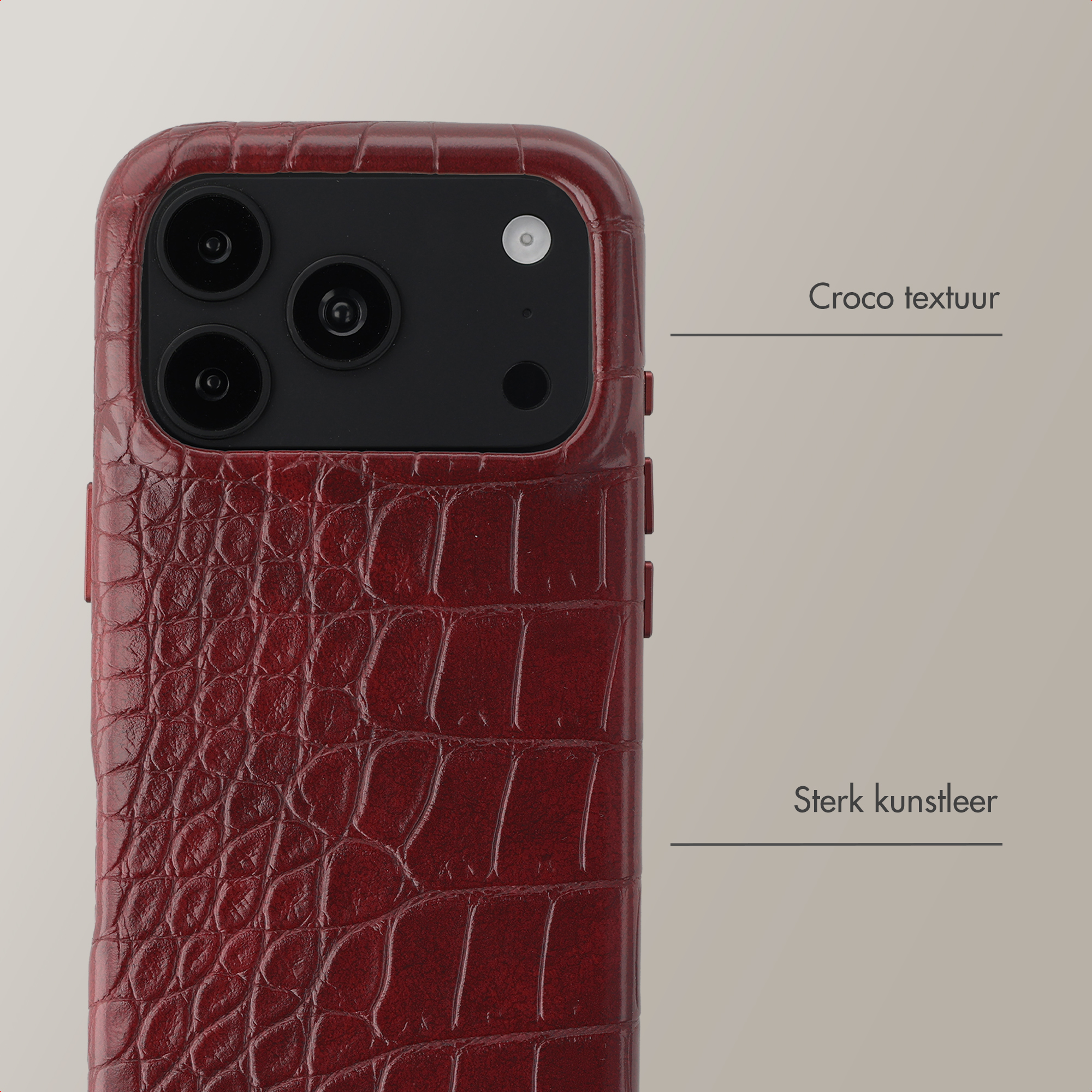 Achterkant van een rode smartphonehoes met croco-textuur en grote zwarte cameramodule tegen een effen achtergrond.