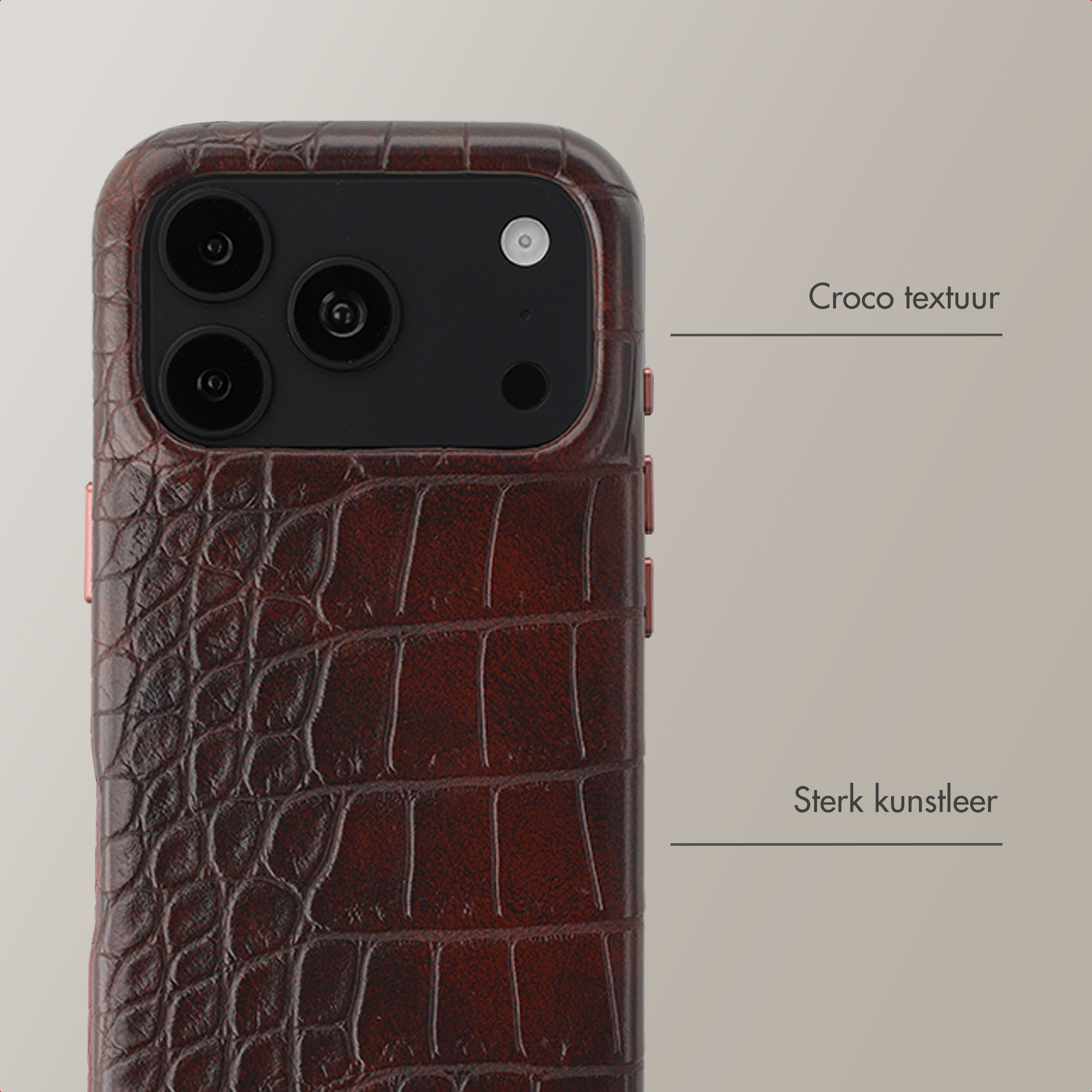 Achterkant van een smartphone in bruin croco leer design met zwarte cameramodule.