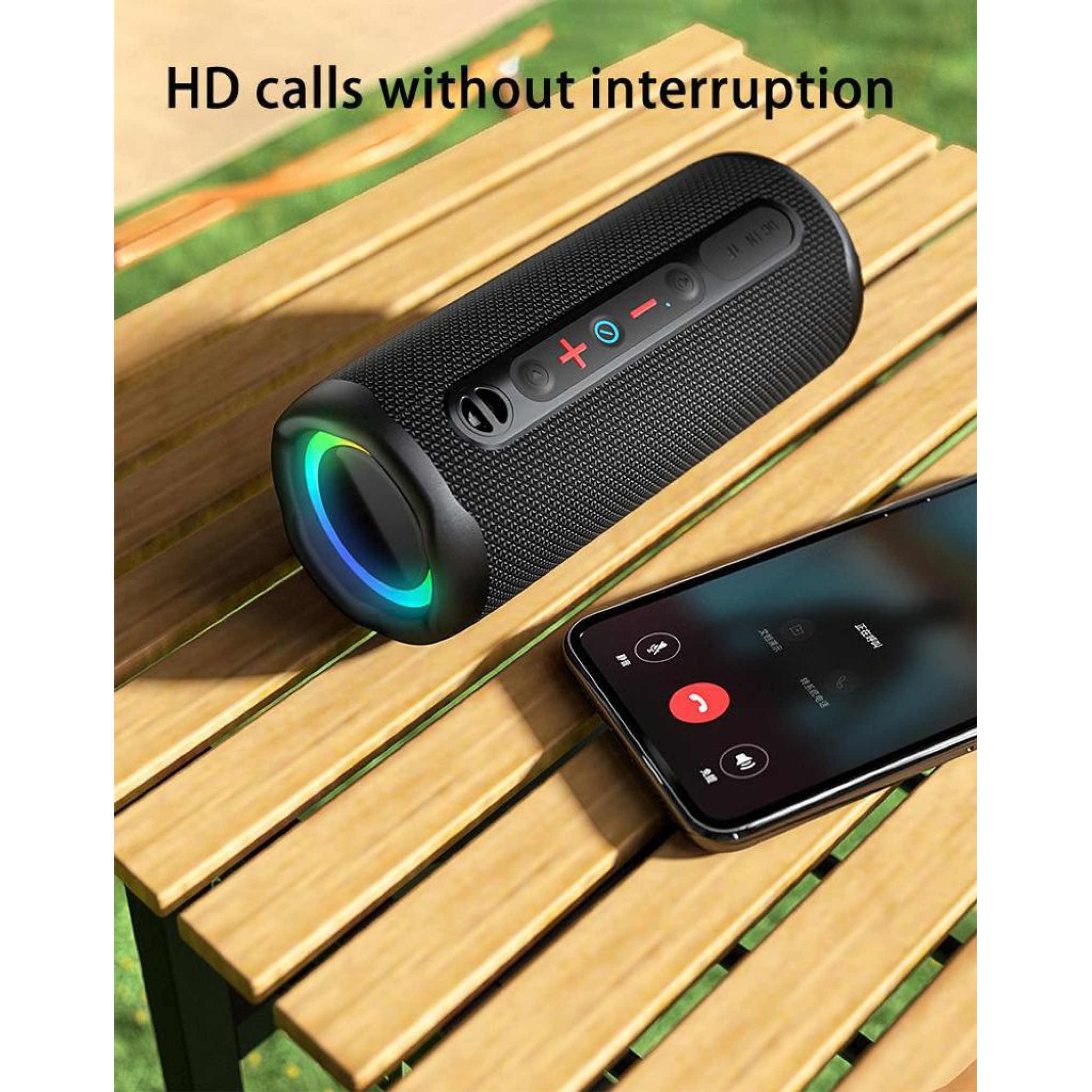 Ein schwarzer zylindrischer Bluetooth-Lautsprecher mit bunter Beleuchtung und ein Smartphone mit Anruf auf Holz-Tisch.