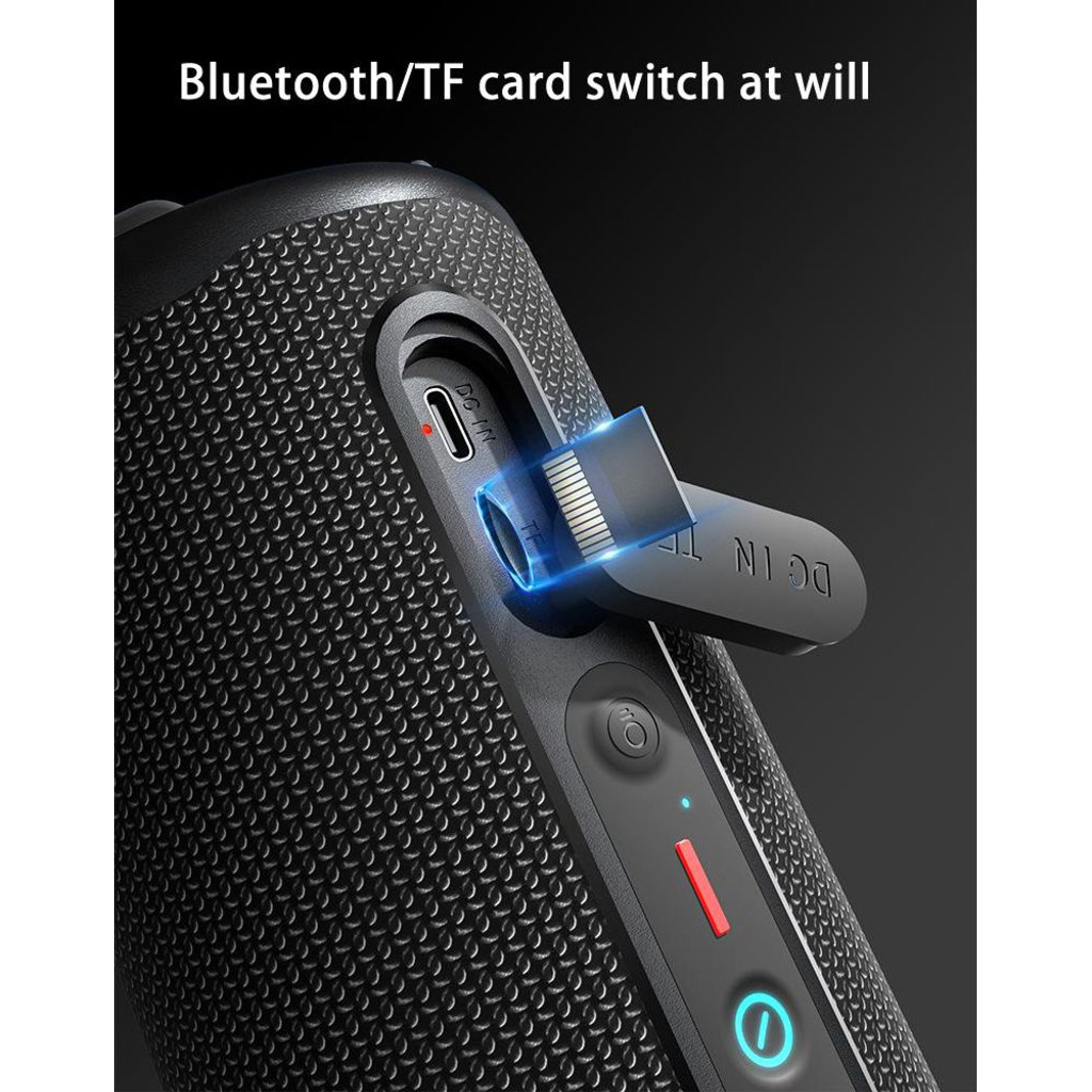 Ein schwarzer Lautsprecher zeigt Ports und eine eingefügte TF-Karte mit blauem Licht. Der Text lautet "Bluetooth/TF card switch at will".