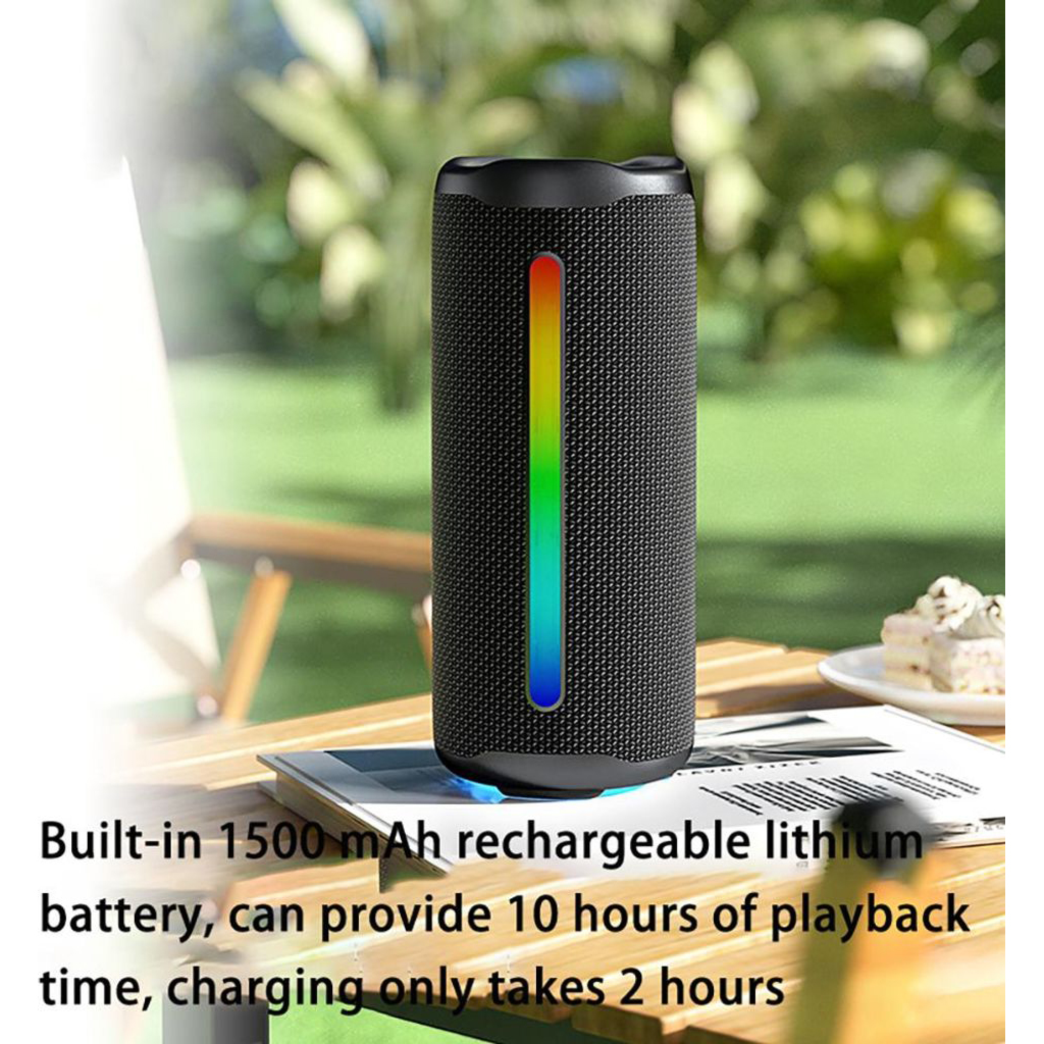 Schwarzer Bluetooth-Lautsprecher mit vertikalem RGB-Licht auf einem Holztisch im Freien.