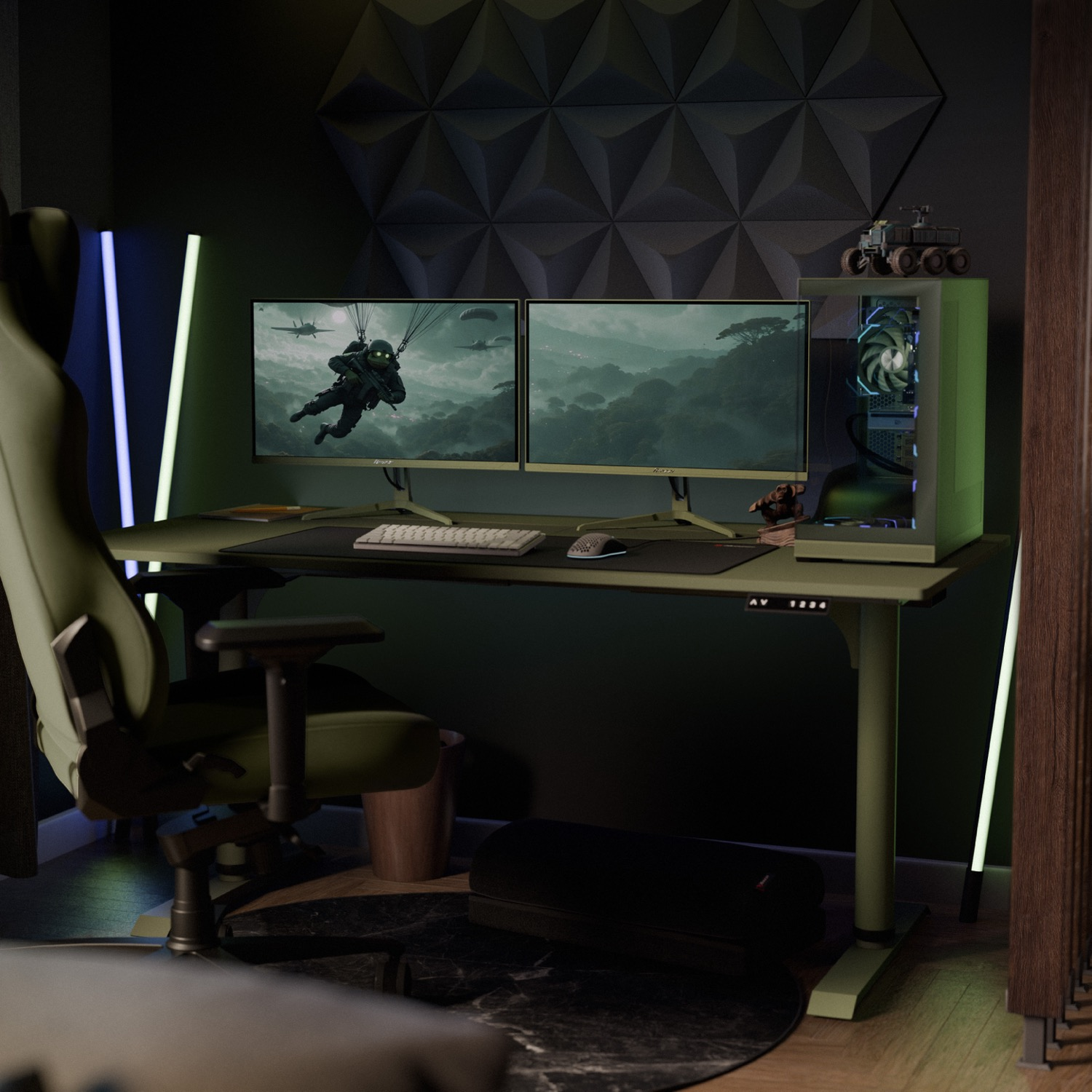 Scrivania da gioco con due monitor, PC, tastiera, mouse e sedia verde davanti a una parete scura.