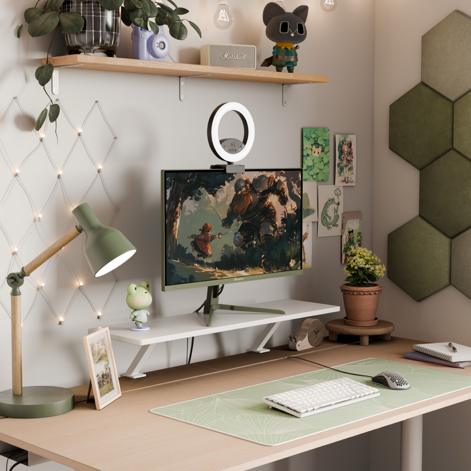 Una scrivania accogliente con monitor, ring light, tastiera, lampada, piante e statuette.