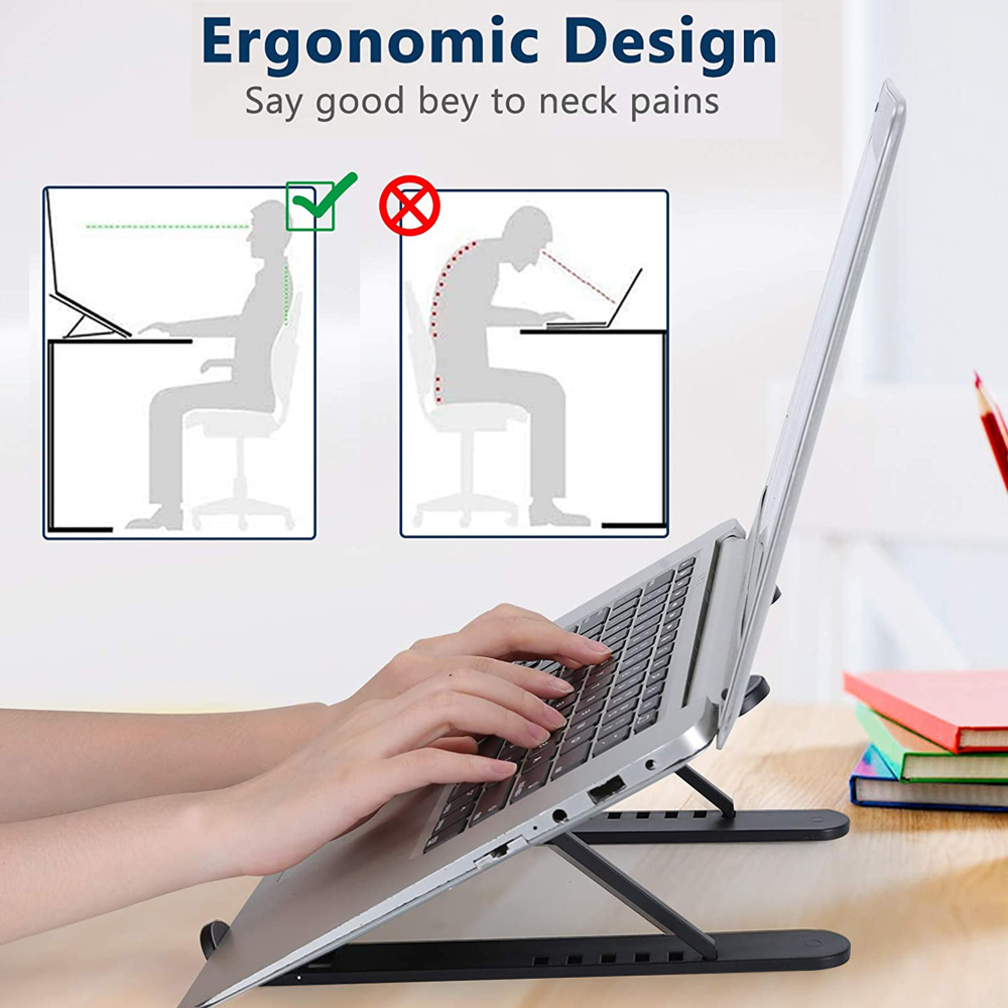 Person tippt auf einem Laptop, der auf einem schwarzen Ständer auf einem Holztisch steht, mit zwei Grafiken im Hintergrund.