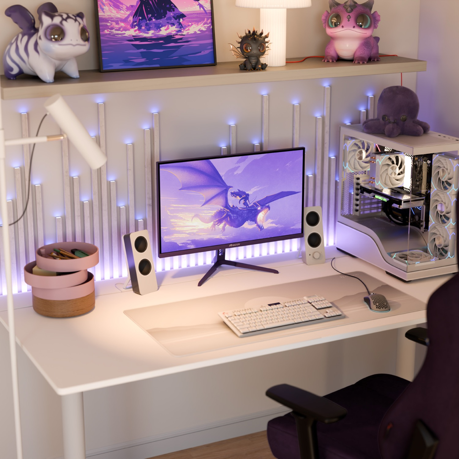 Una postazione da gioco con un monitor che mostra un drago, una tastiera e un PC con dettagli viola.