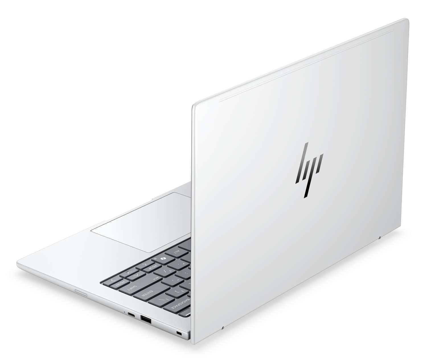 Un laptop HP argento è semiaperto su sfondo bianco, con la tastiera parzialmente visibile.