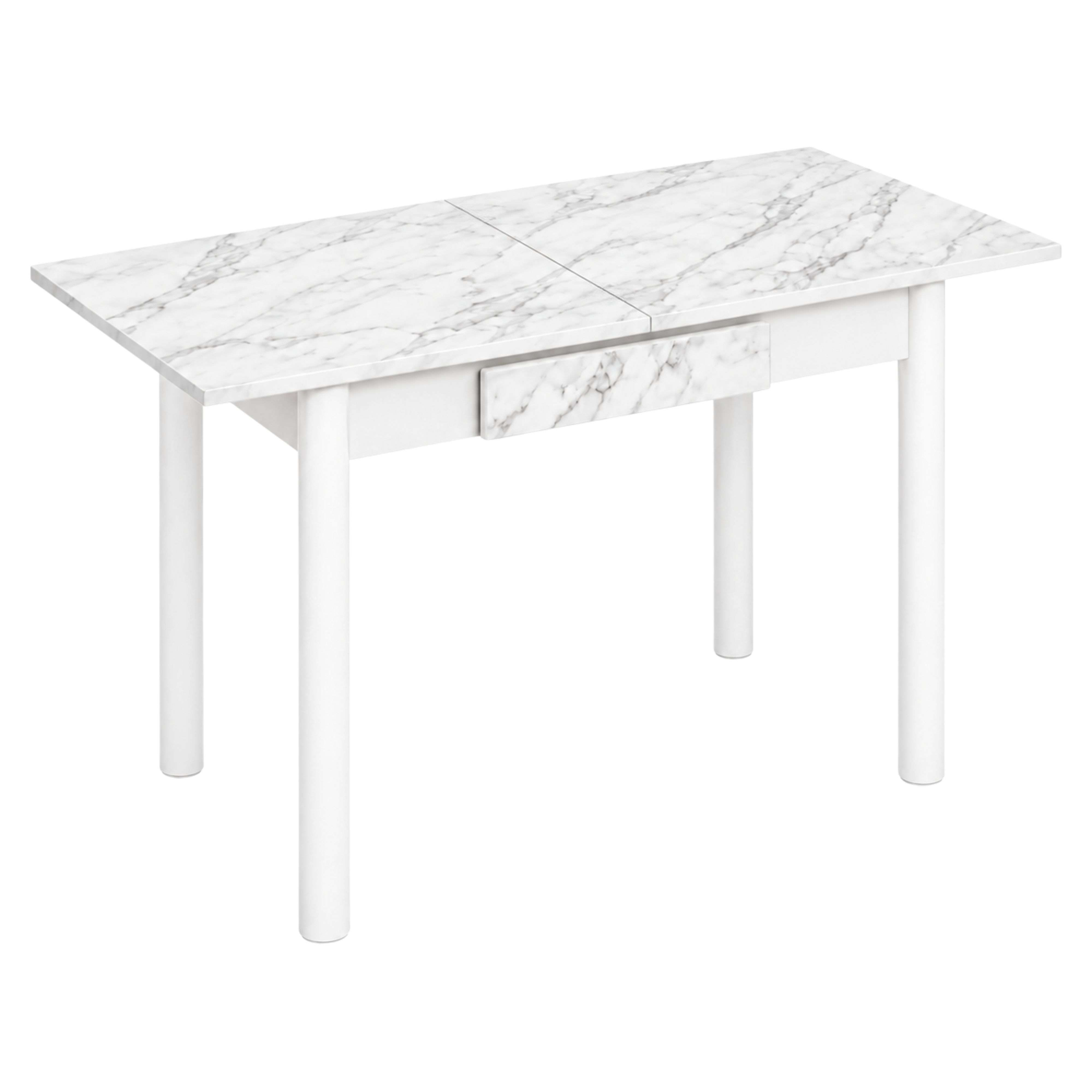 Una mesa rectangular con tablero de mármol blanco, cajón blanco y cuatro patas blancas redondas sobre fondo blanco.