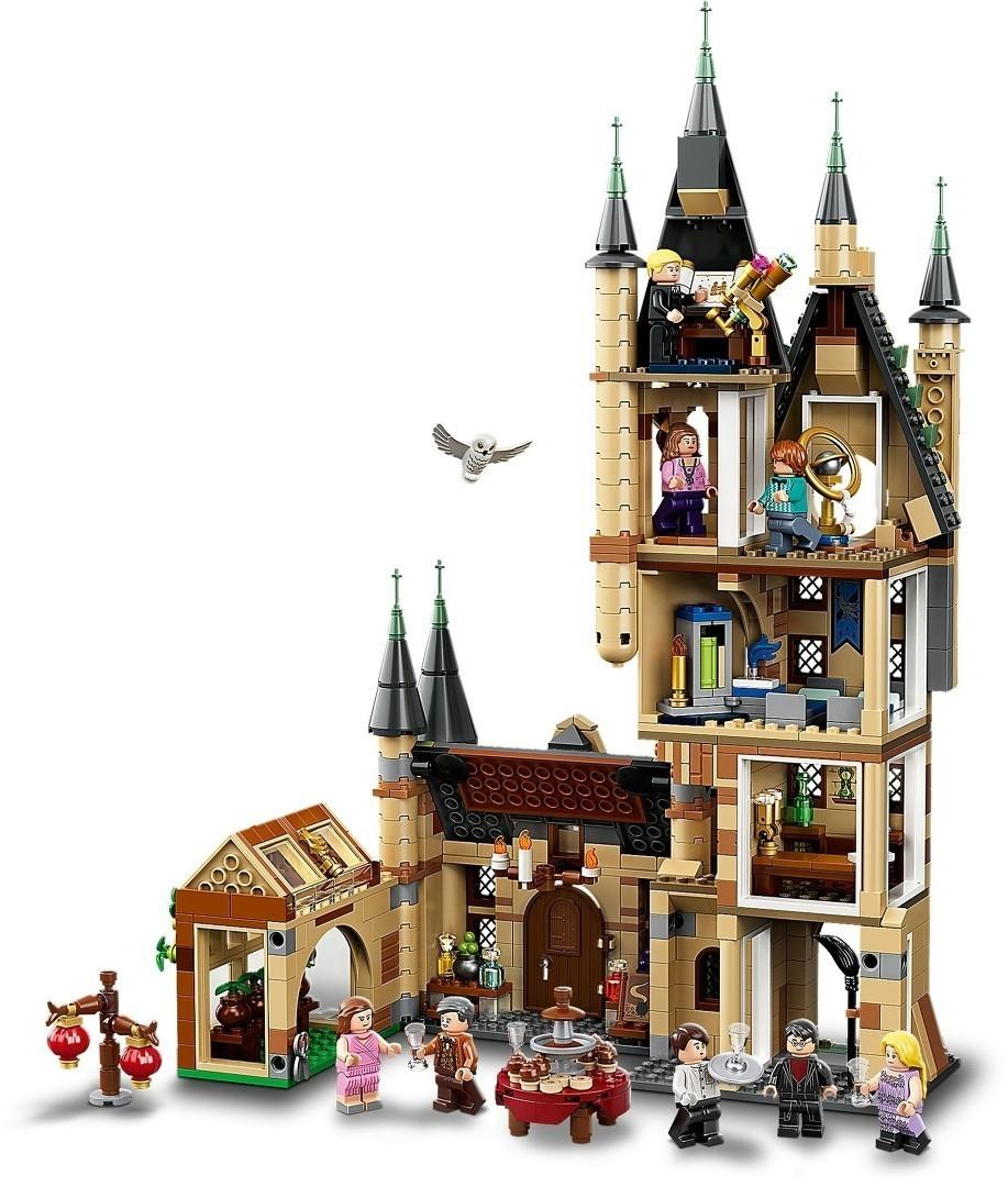 Lego Harry Potter Schloss-Set mit mehreren Räumen, Türmen, Figuren und einer Eule vor weißem Hintergrund.