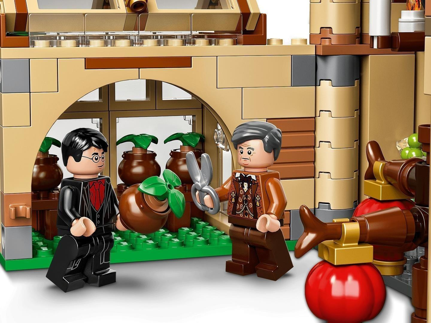 Lego-Figuren in einer Gewächshauskulisse mit Pflanzen und Schere.