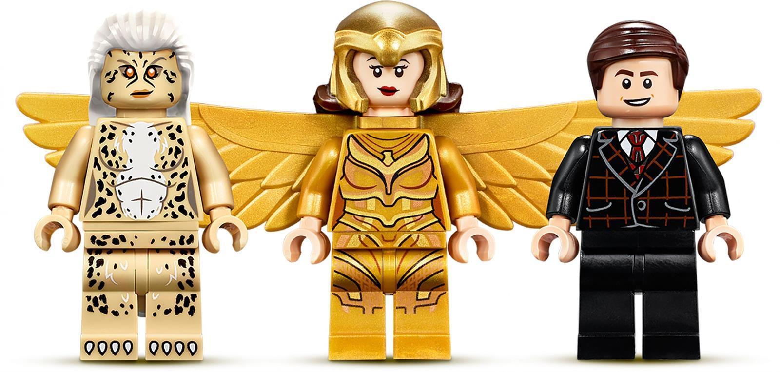 Drei Lego-Minifiguren: eine fleckige Figur mit Flügeln, eine goldene geflügelte Figur und eine Figur in einem Anzug.