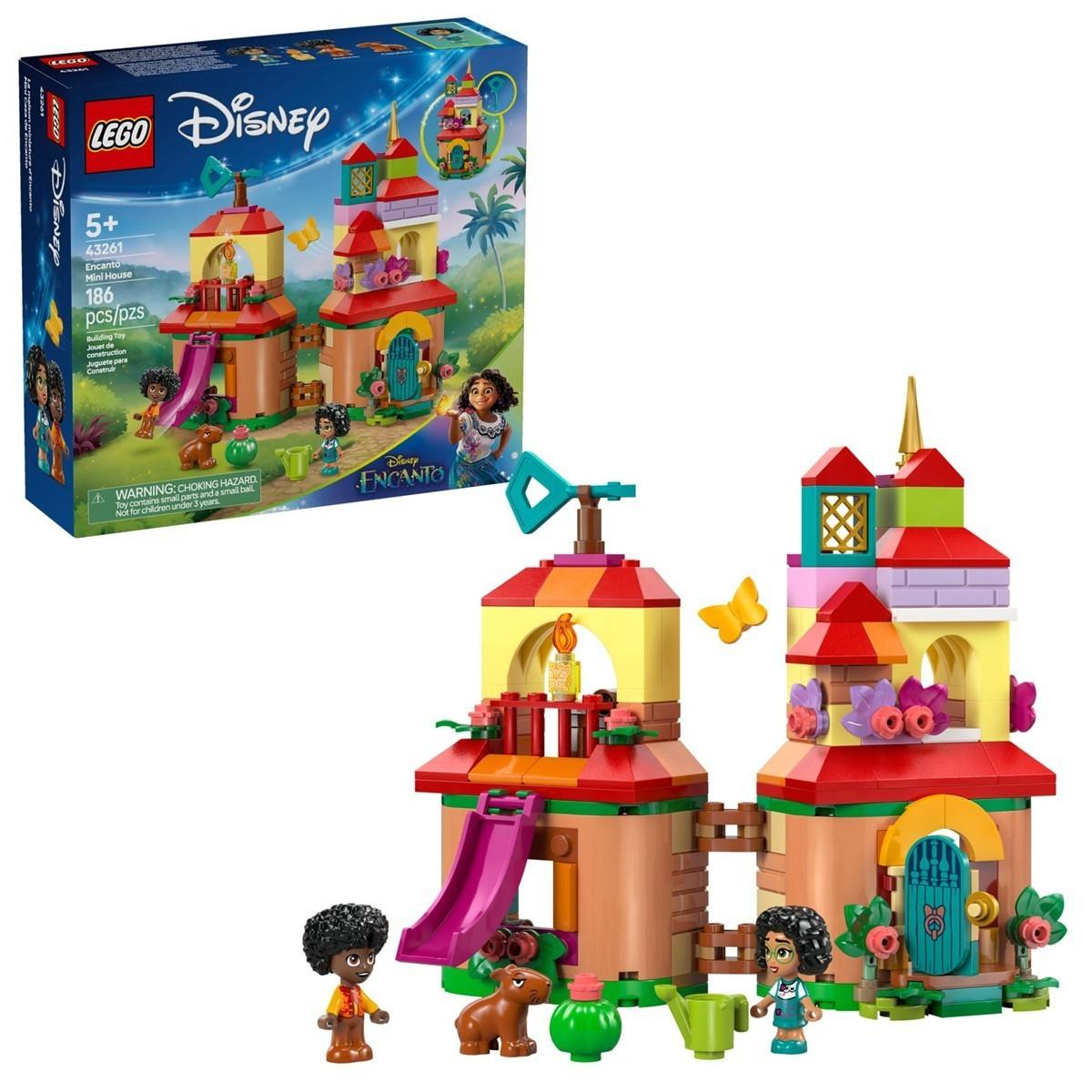 Lego Disney Encanto Set mit buntem Haus, Figuren, Tieren und Zubehör vor weißem Hintergrund und Verpackung.