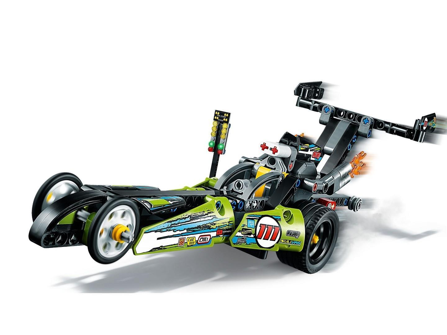 Ein grünes LEGO-Technic-Dragster-Spielzeugauto in voller Fahrt auf weißem Hintergrund.