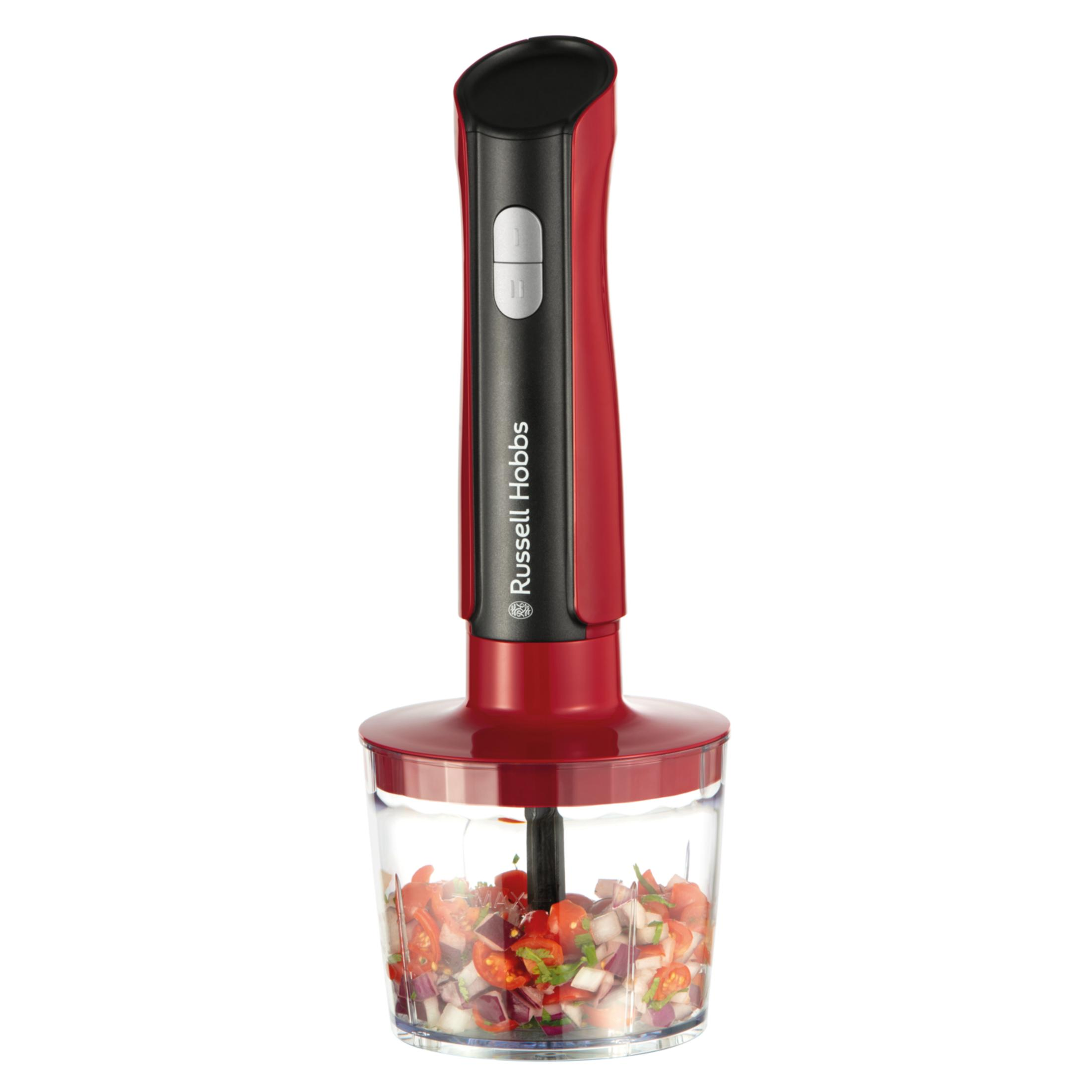 Een rode en zwarte Russell Hobbs staafmixer met een doorzichtige kom vol gehakt groenten.