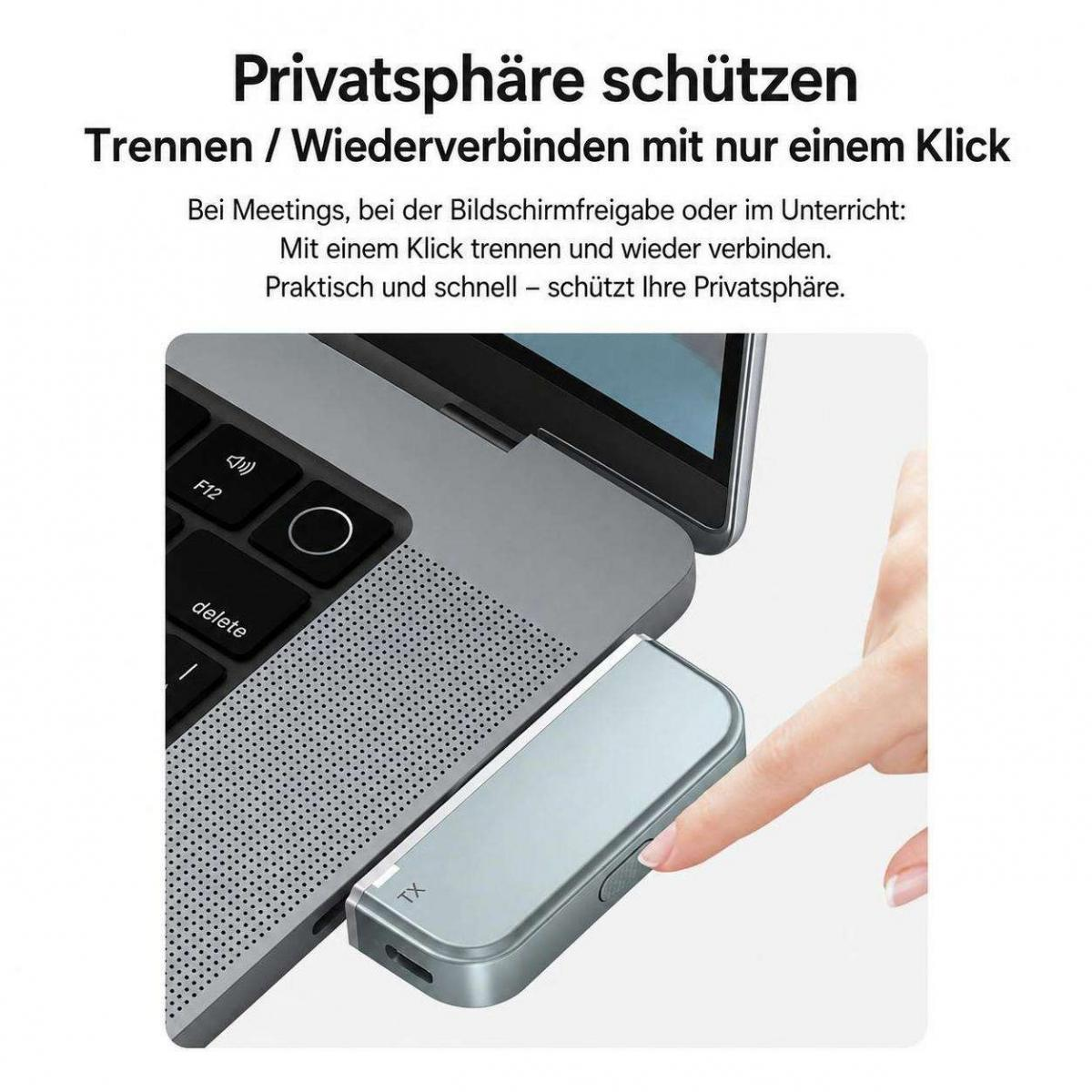 Hand drückt Knopf an einem silbernen USB-Stick, der an einen grauen Laptop angeschlossen ist, mit deutschem Text.