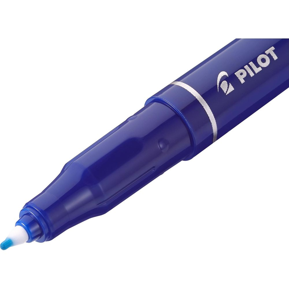 Ein blauer Pilot-Stift mit silbernem Ring und weißer Spitze vor weißem Hintergrund.