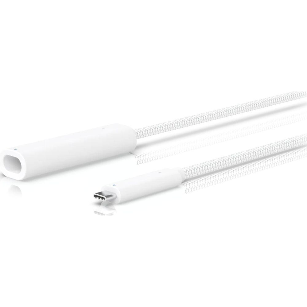 Ein weißes USB-C-Kabel mit geflochtenem Gewebe und einem Adapter auf einer weißen Oberfläche.