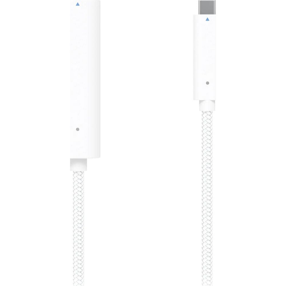 Weißes geflochtenes USB-C-Kabel mit Steckern auf einem weißen Hintergrund.