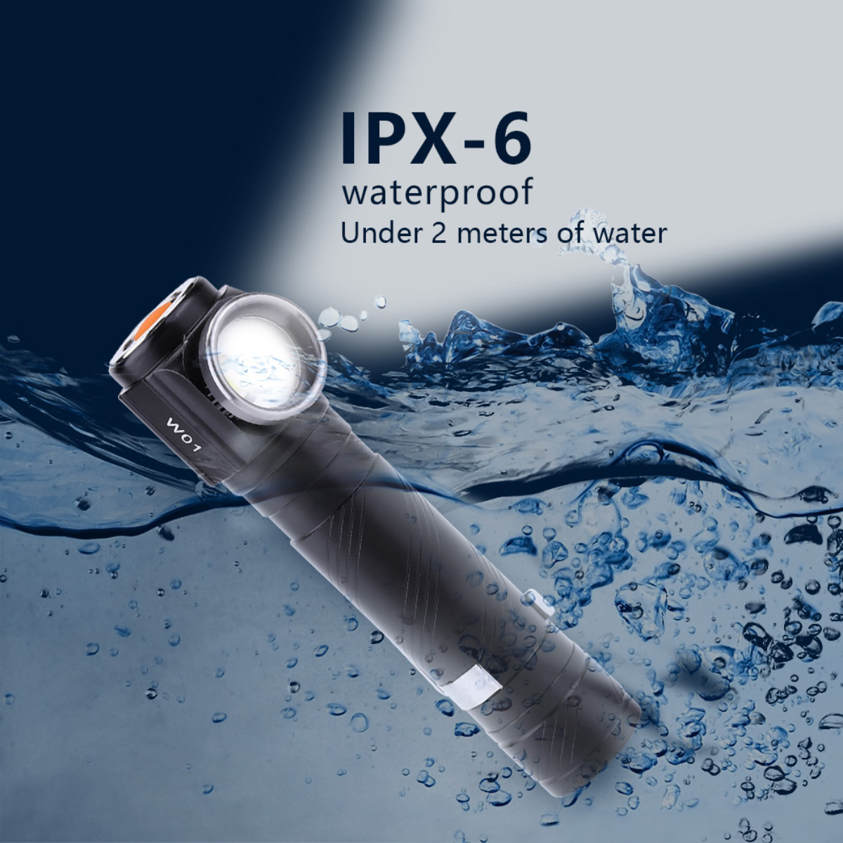 Eine schwarze Taschenlampe im Wasser mit Text, der IPX-6 wasserdicht unter 2 Metern Wasser angibt.