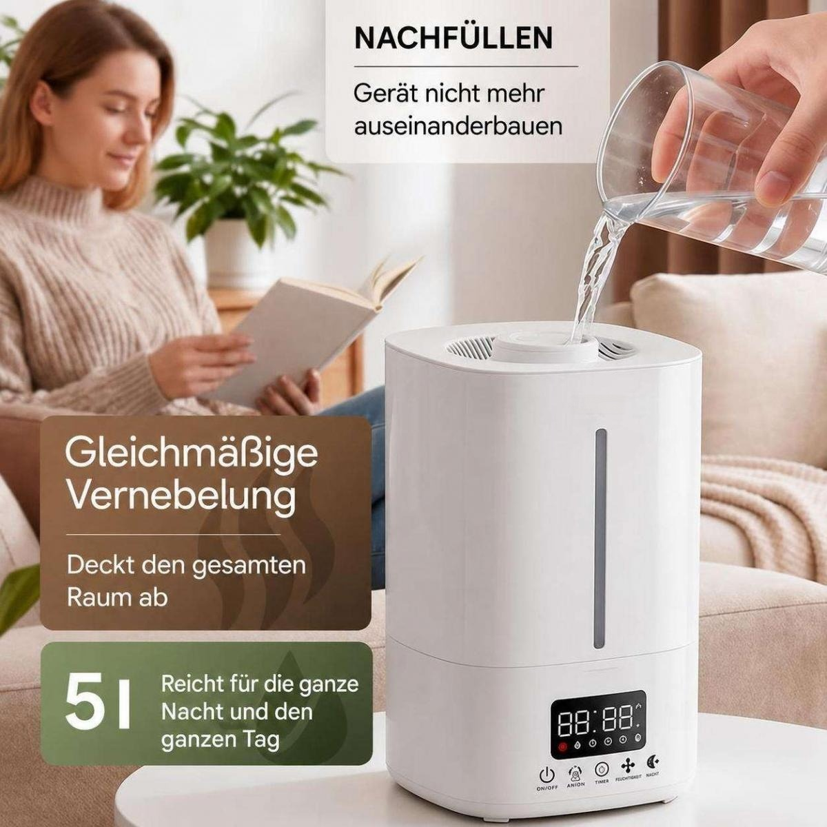 Wasser wird aus einem Glas in einen weißen Luftbefeuchter gegossen, während eine Frau im Hintergrund liest.