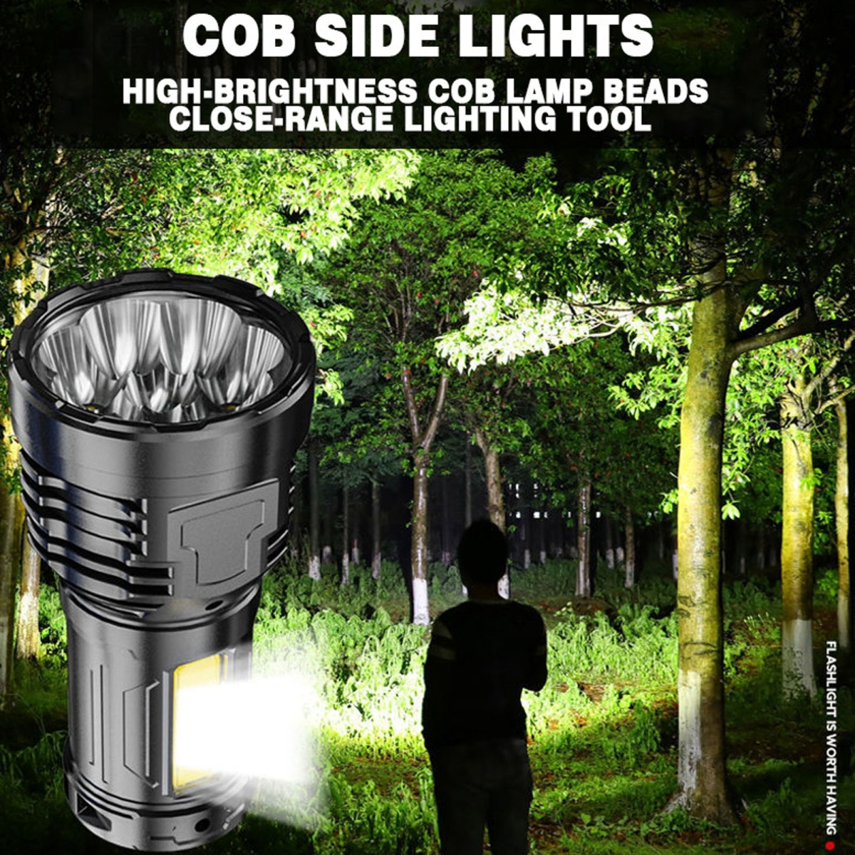 Eine Handlampe im Vordergrund, während im Hintergrund eine Person den Wald mit heller Beleuchtung erkundet.
