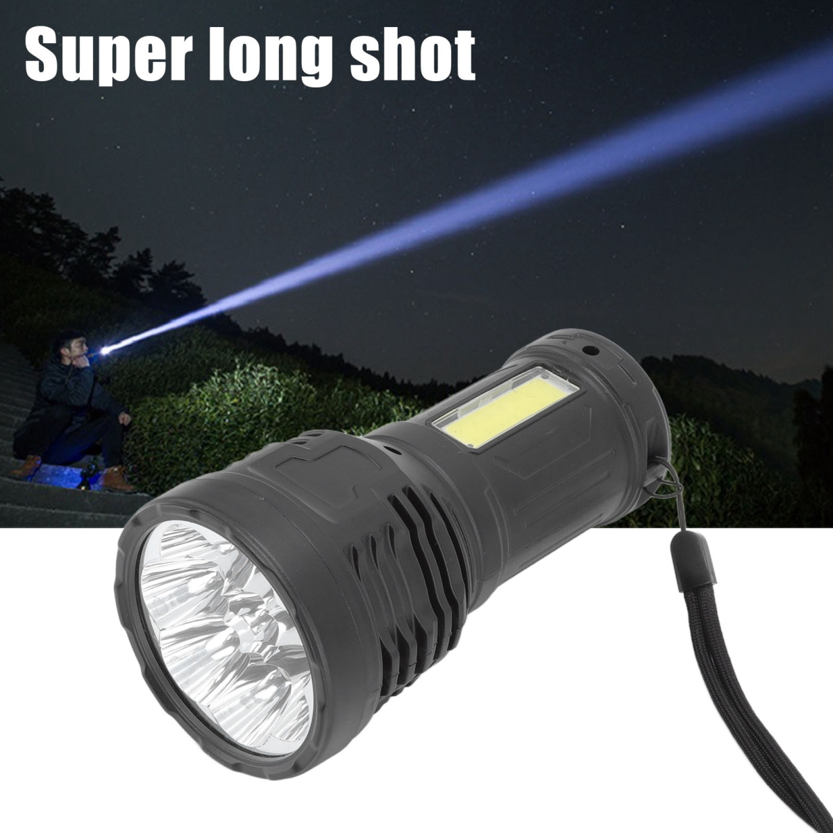 Schwarze Taschenlampe im Vordergrund, im Hintergrund strahlt ein Mann mit einer ähnlichen Lampe in den Nachthimmel.