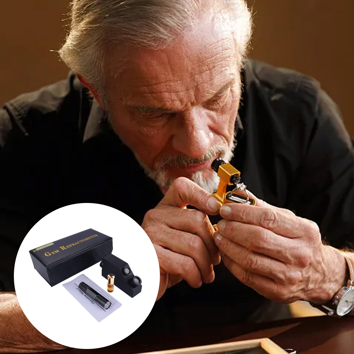 Älterer Mann untersucht einen Diamantring mit einer Juwelierlupe; unten links ein Inset mit Refraktometer-Set.