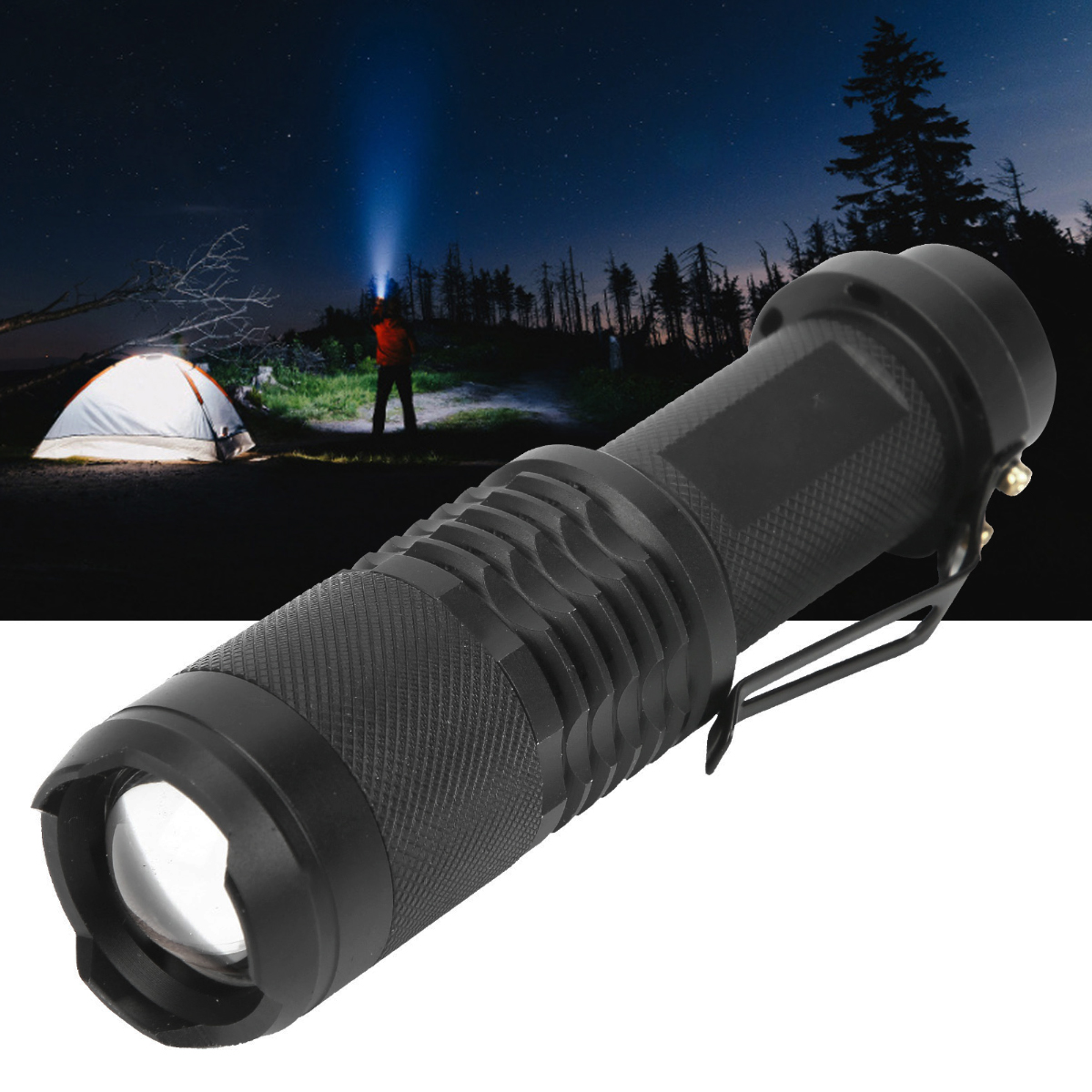 Eine schwarze Taschenlampe mit Metallclip vor nächtlicher Zeltplatzkulisse.