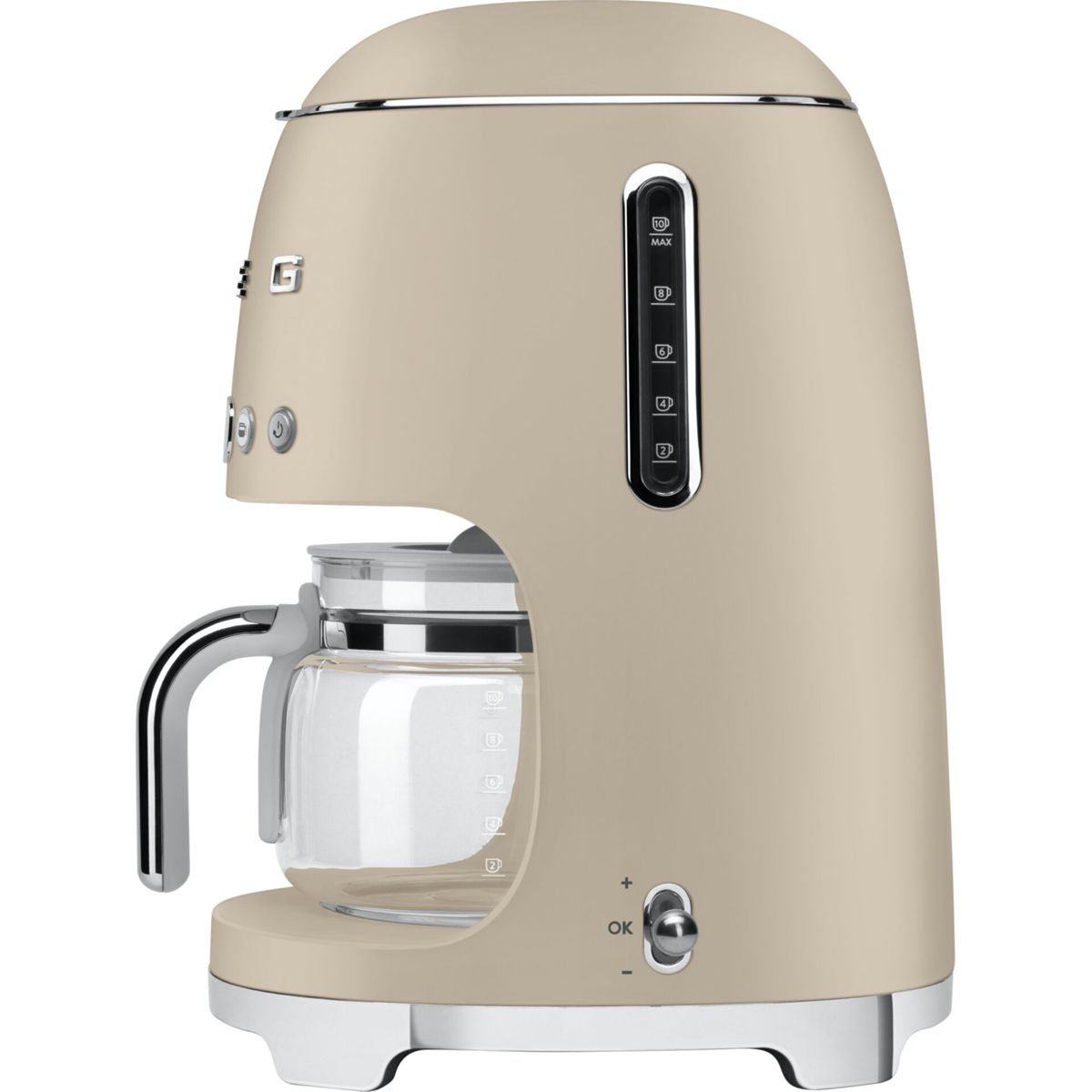 Beyaz arka planda cam sürahili ve gümüş detaylı bej renkli Smeg filtre kahve makinesi.
