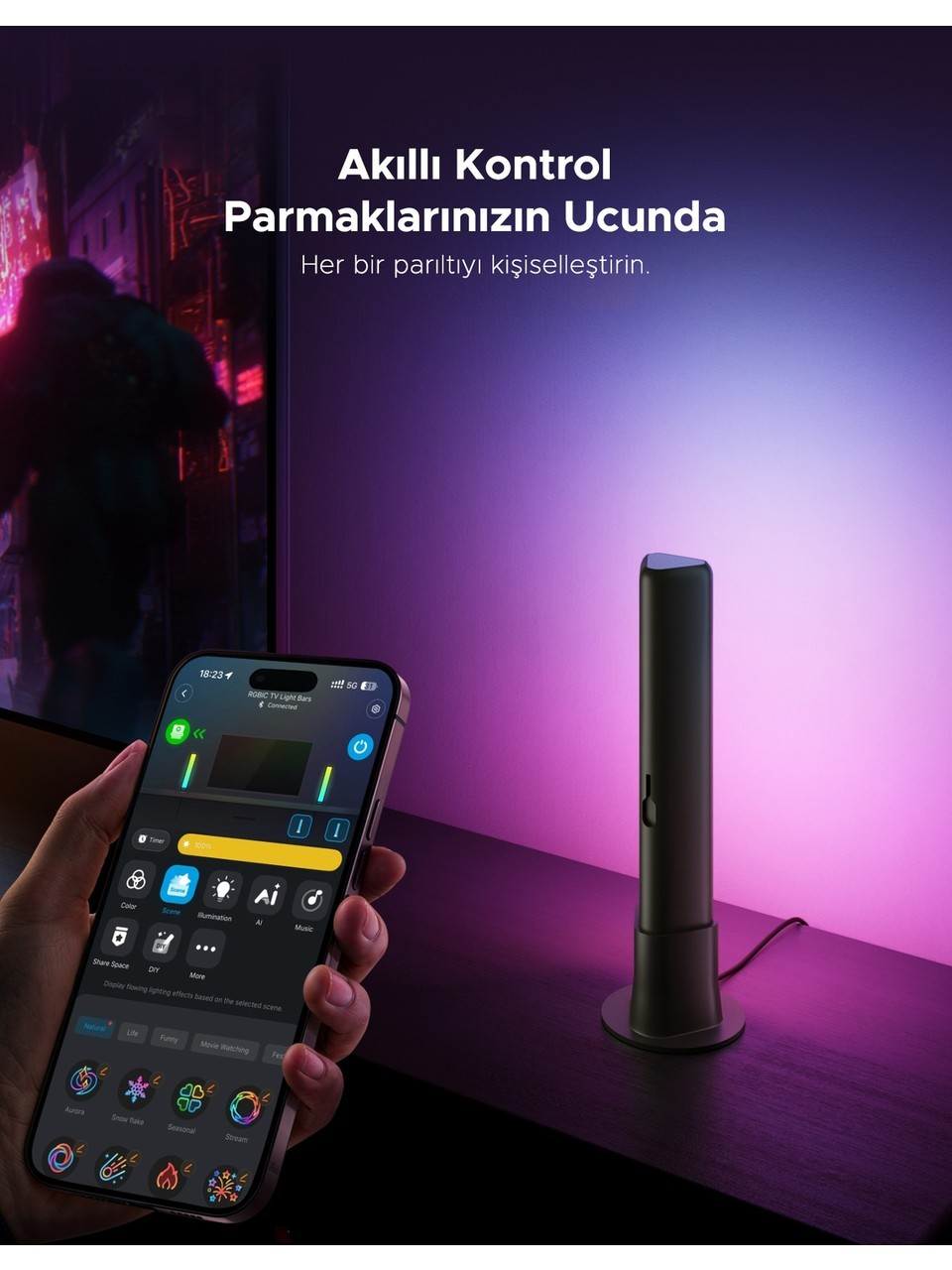 Uygulamalı akıllı telefon, duvara mor ışık yayan siyah bir akıllı lambayı kontrol ediyor.