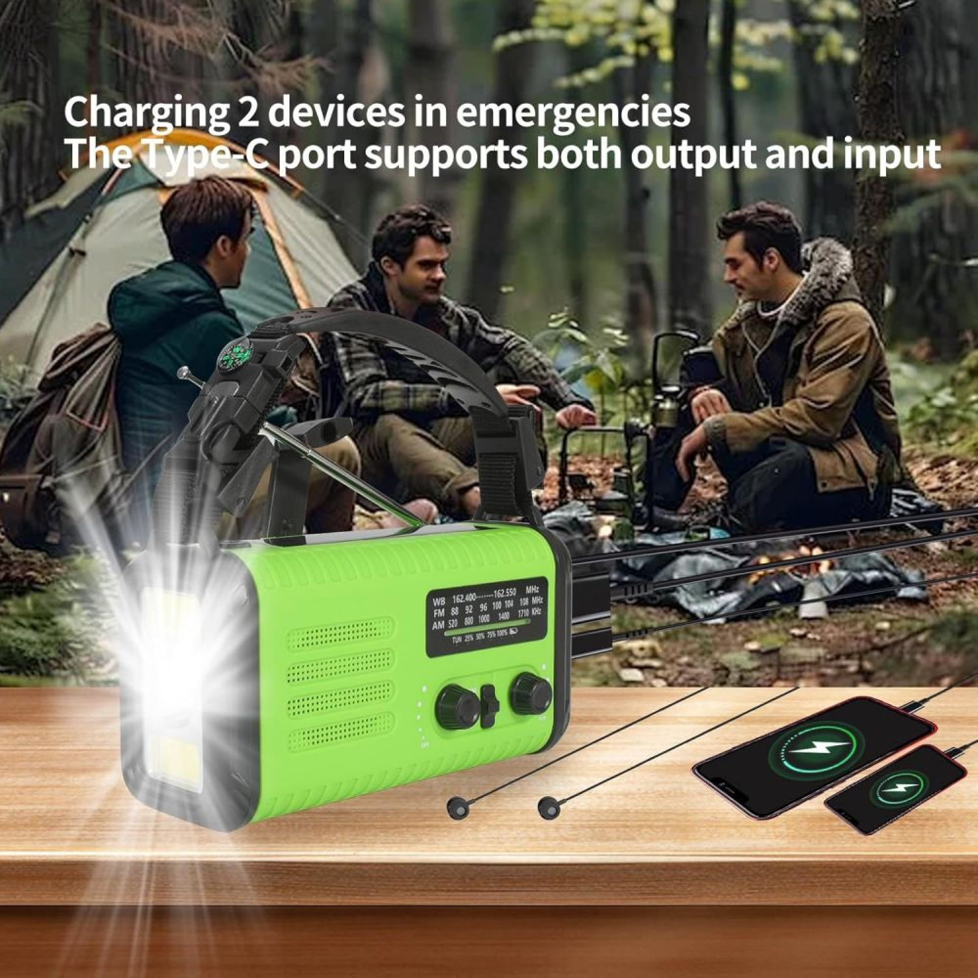 Eine grüne Notfallradio-Taschenlampe lädt zwei Smartphones auf, während im Hintergrund drei Männer beim Camping sitzen.