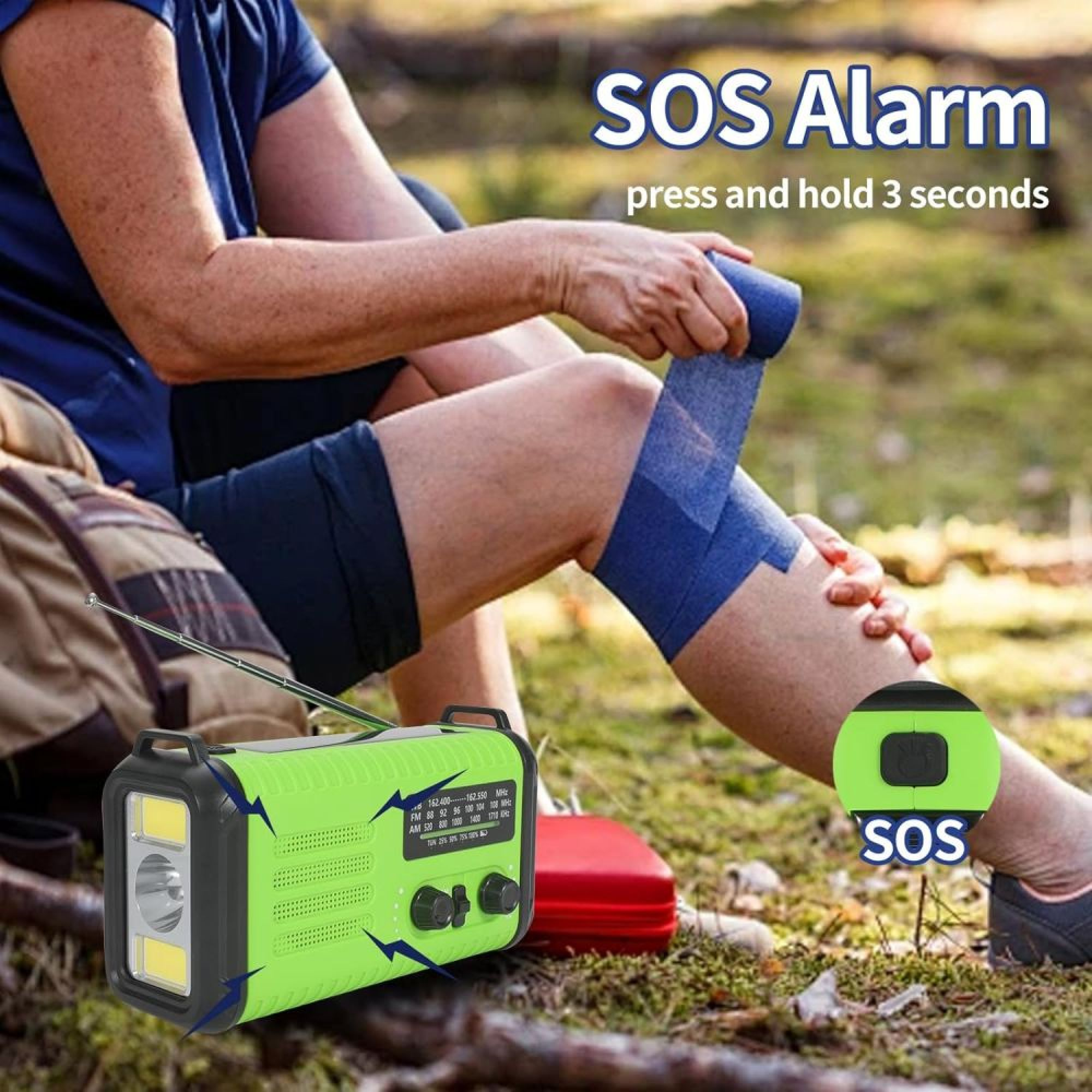 Wanderer verbindet Knie mit elastischer Binde, davor grünes Notfallradio mit SOS-Funktion im Wald.