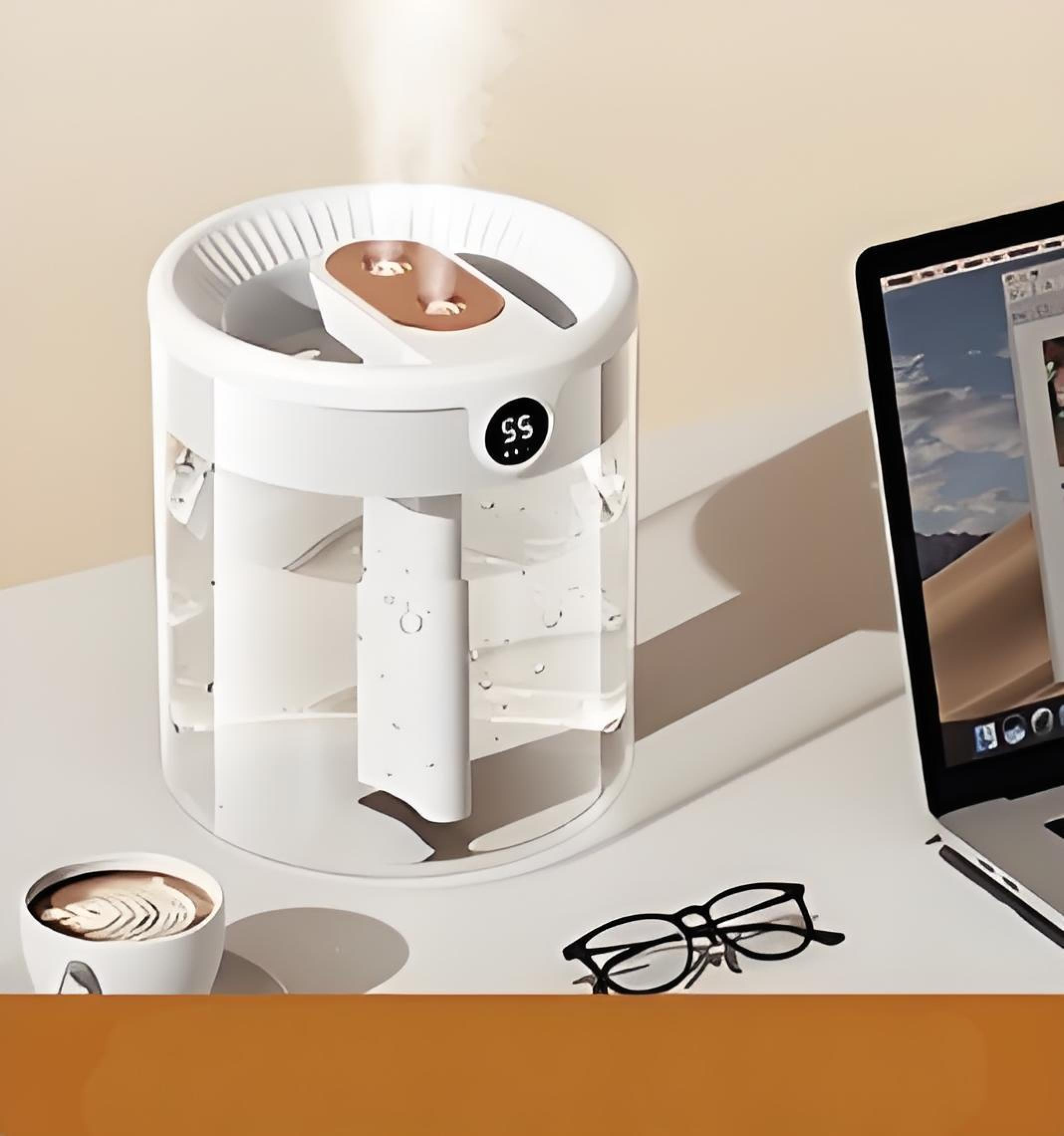 Ein weißer Luftbefeuchter, eine Tasse Kaffee und Brillen stehen auf einem Tisch neben einem Laptop.