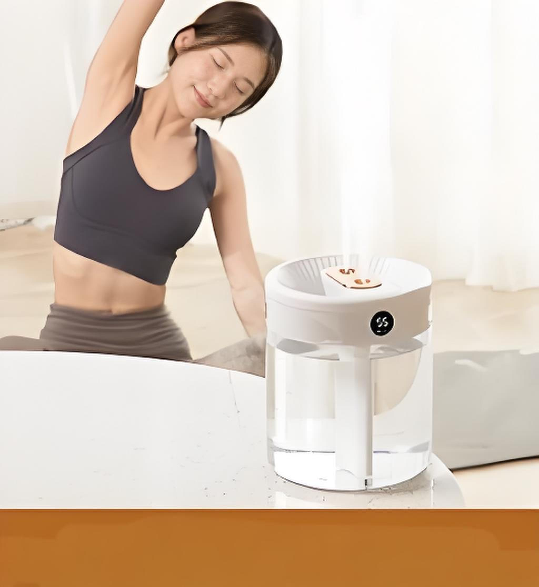 Eine Frau in Sportkleidung macht Yoga im Hintergrund, während im Vordergrund ein weißer Luftbefeuchter steht.