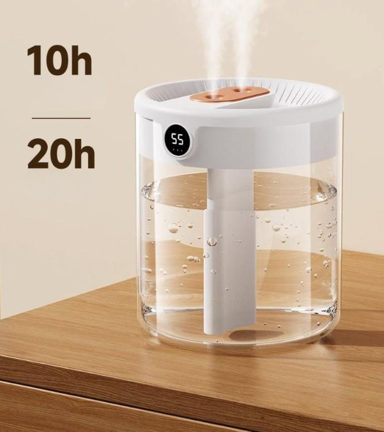 Ein weißer Luftbefeuchter mit klarem Wassertank steht auf einem Holztisch und stößt feinen Dampf aus.