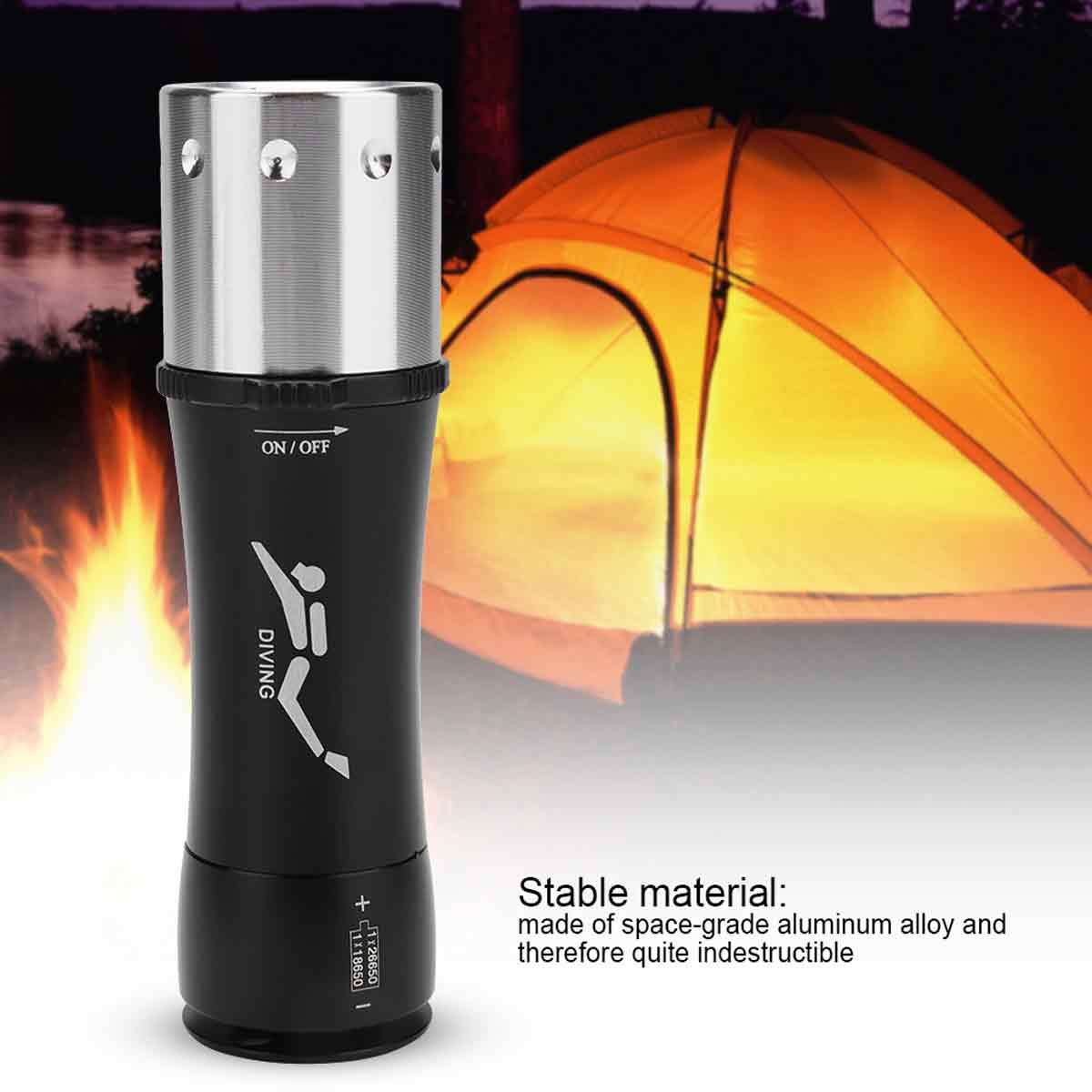 Schwarze Aluminium-Taucherlampe vor Campingzelt im Hintergrund.