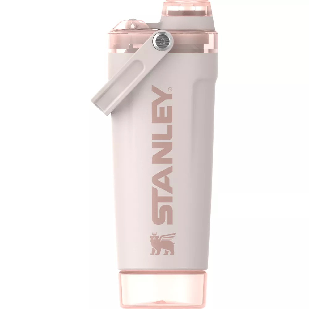 Beyaz arka planda açılır kapaklı, yan kulplu ve marka logolu pembe Stanley shaker.