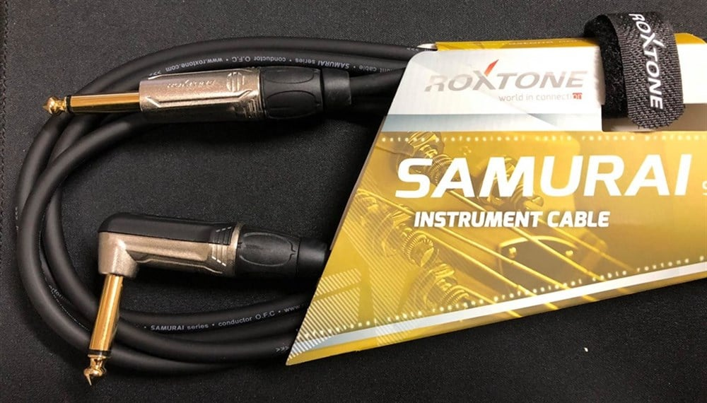 Düz ve açılı fişli ambalajında Roxtone Samurai enstrüman kablosu.