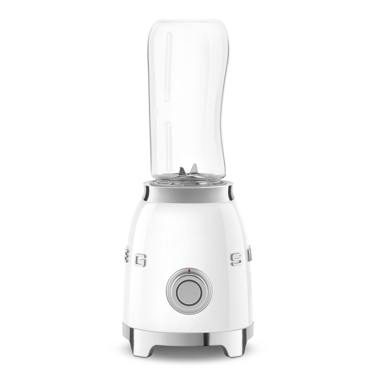 Beyaz arka planda şeffaf cam hazneli ve gümüş tabanlı beyaz bir Smeg blender.
