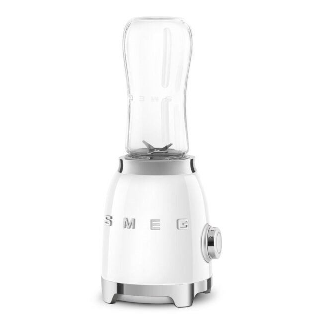 Beyaz arkaplanda şeffaf cam hazneli ve gümüş tabanlı beyaz bir Smeg blender.