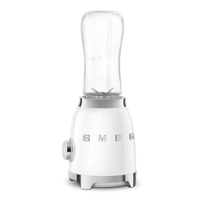 Beyaz arkaplanda krom detaylı ve şeffaf cam hazneli beyaz Smeg blender.