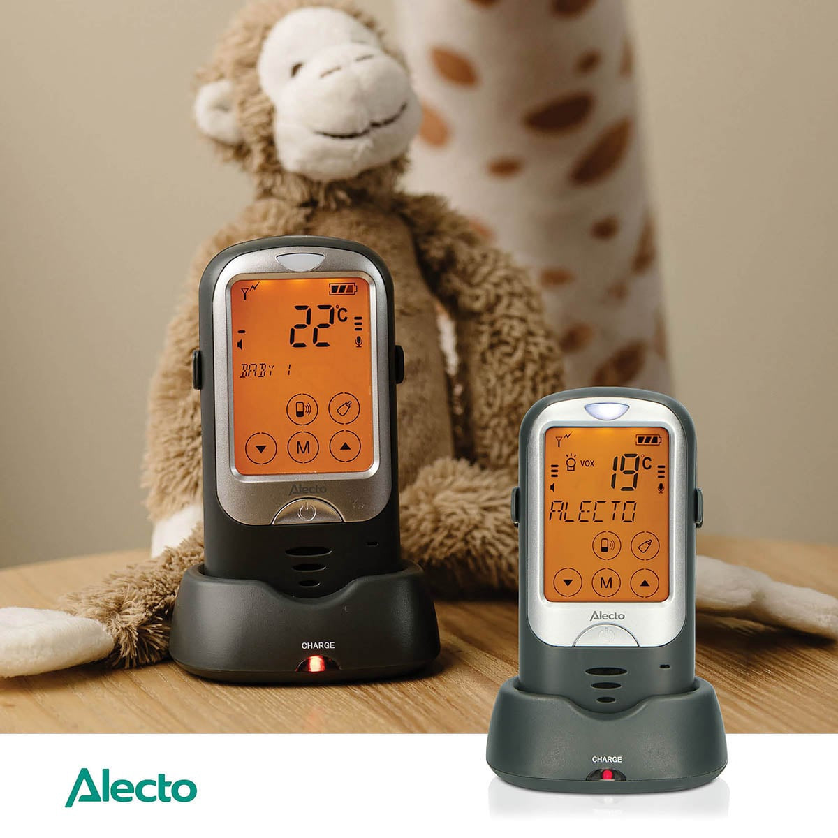 Due baby monitor Alecto su basi di ricarica davanti a peluche.