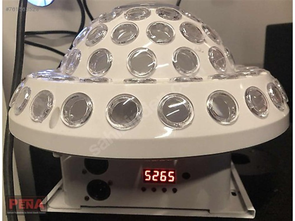 Üzerinde çok sayıda yuvarlak lens ve 5265 gösteren kırmızı bir LED ekran bulunan beyaz UFO şeklinde bir disko topu.