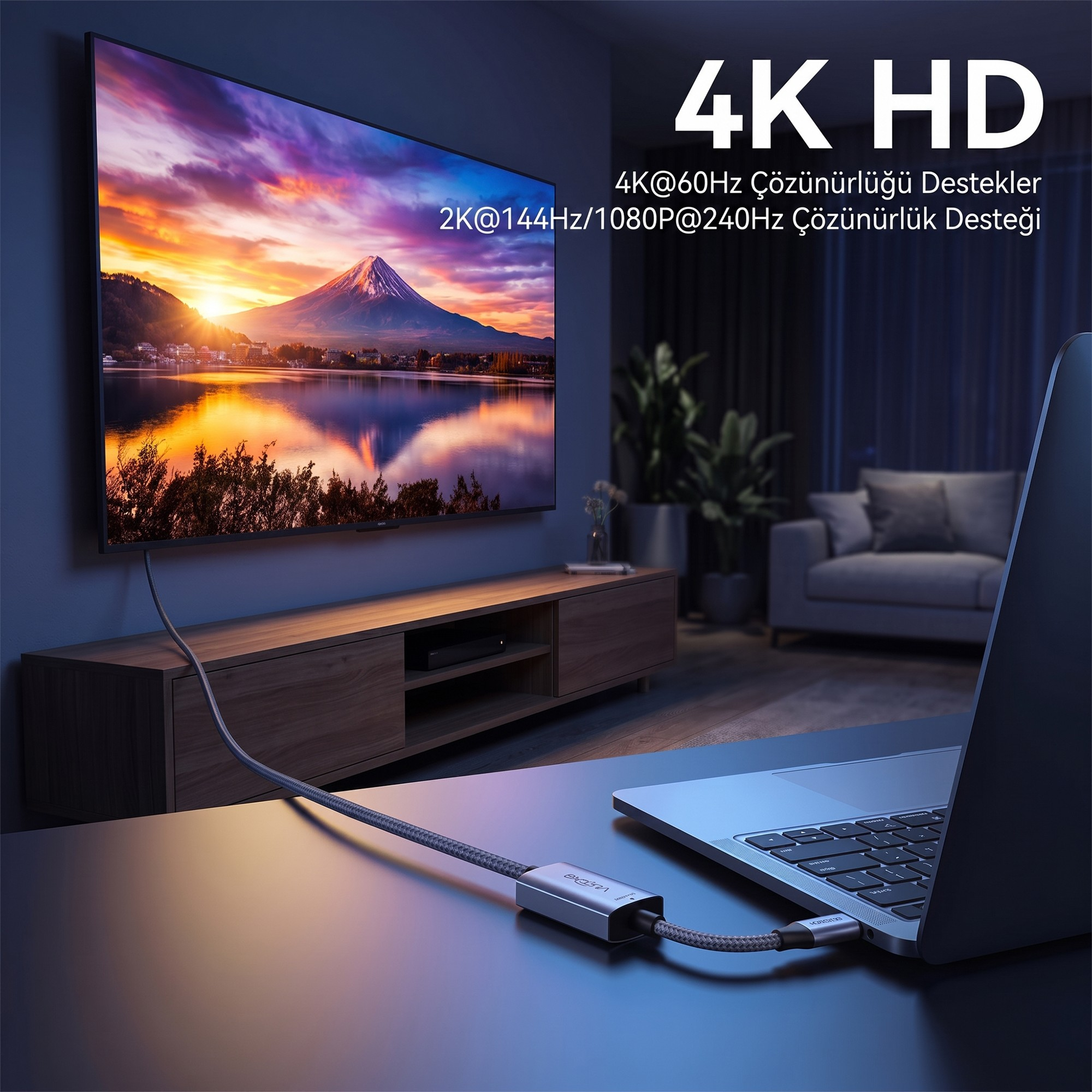 Bir kablo, modern bir odada dizüstü bilgisayarı büyük bir 4K TV'ye bağlıyor.