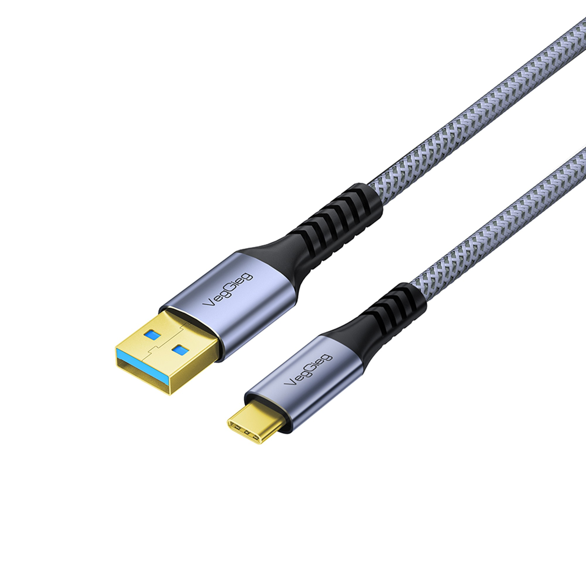 Gri metalik gövdeli bir USB-A ve bir USB-C konektörüne sahip, beyaz arka planda gri örgülü bir USB kablosu.