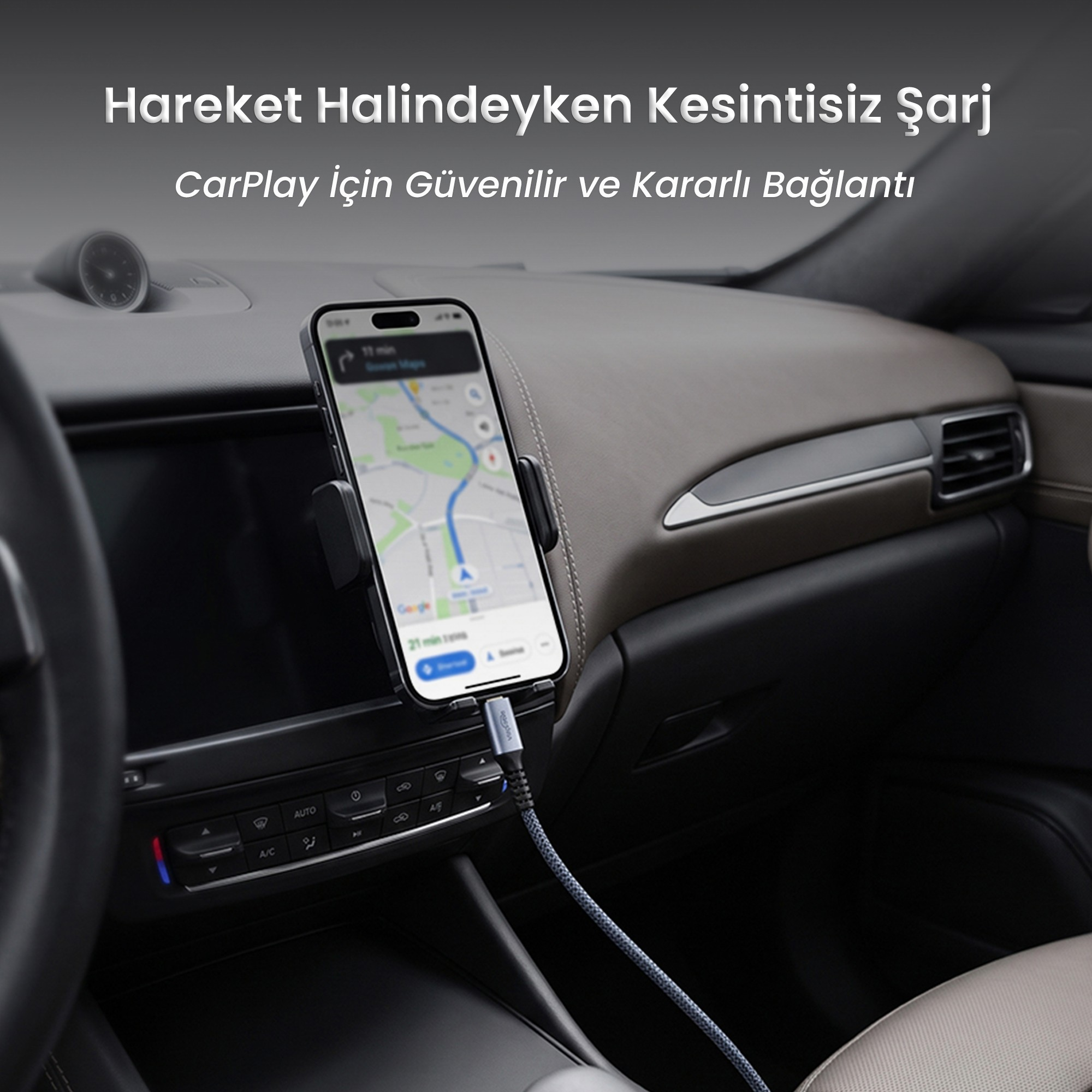 Konsolda şarj kablosu bağlı, araç tutucusunda duran akıllı telefon.