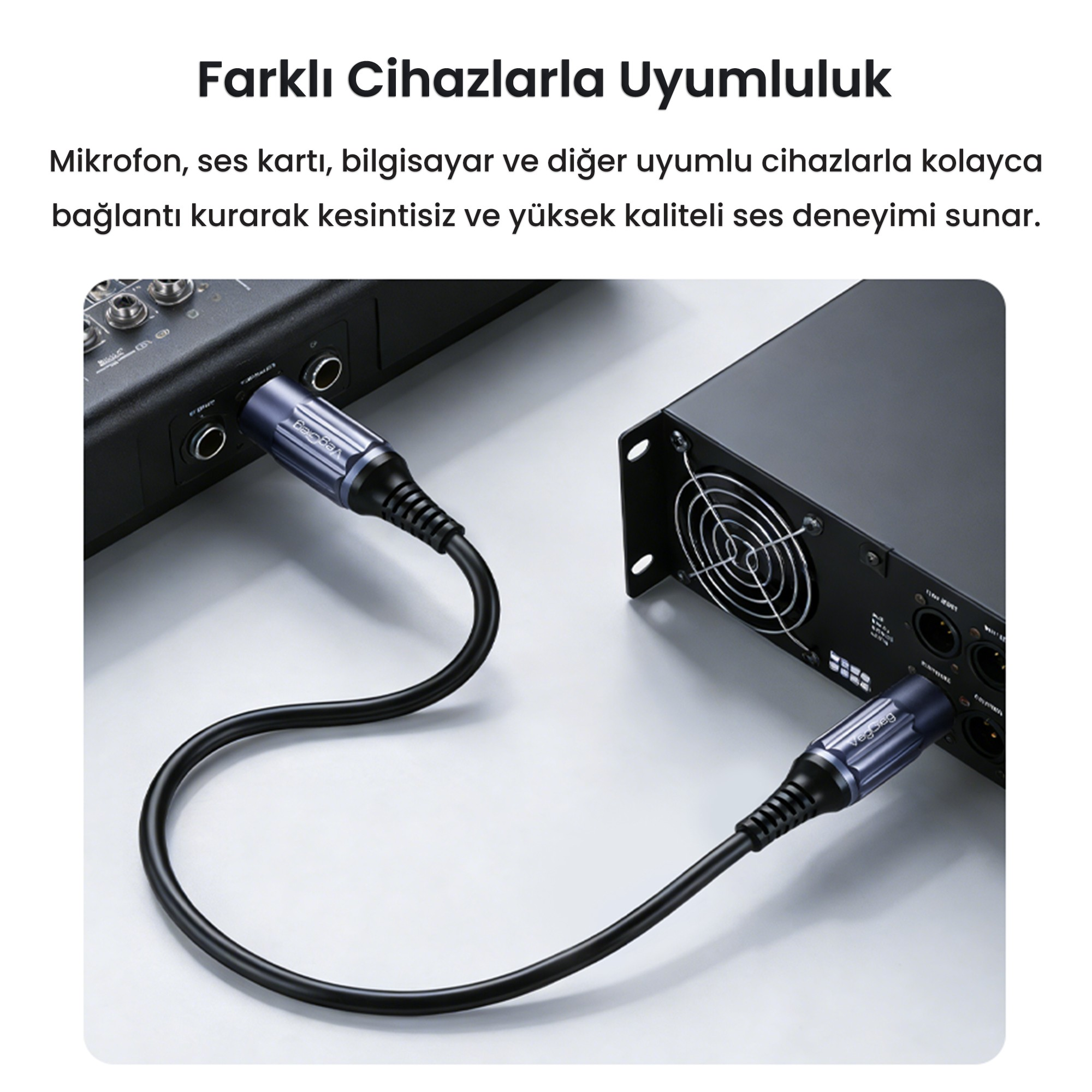 Bir ses kablosu, açık renkli bir yüzeyde iki siyah ses cihazını birbirine bağlıyor.