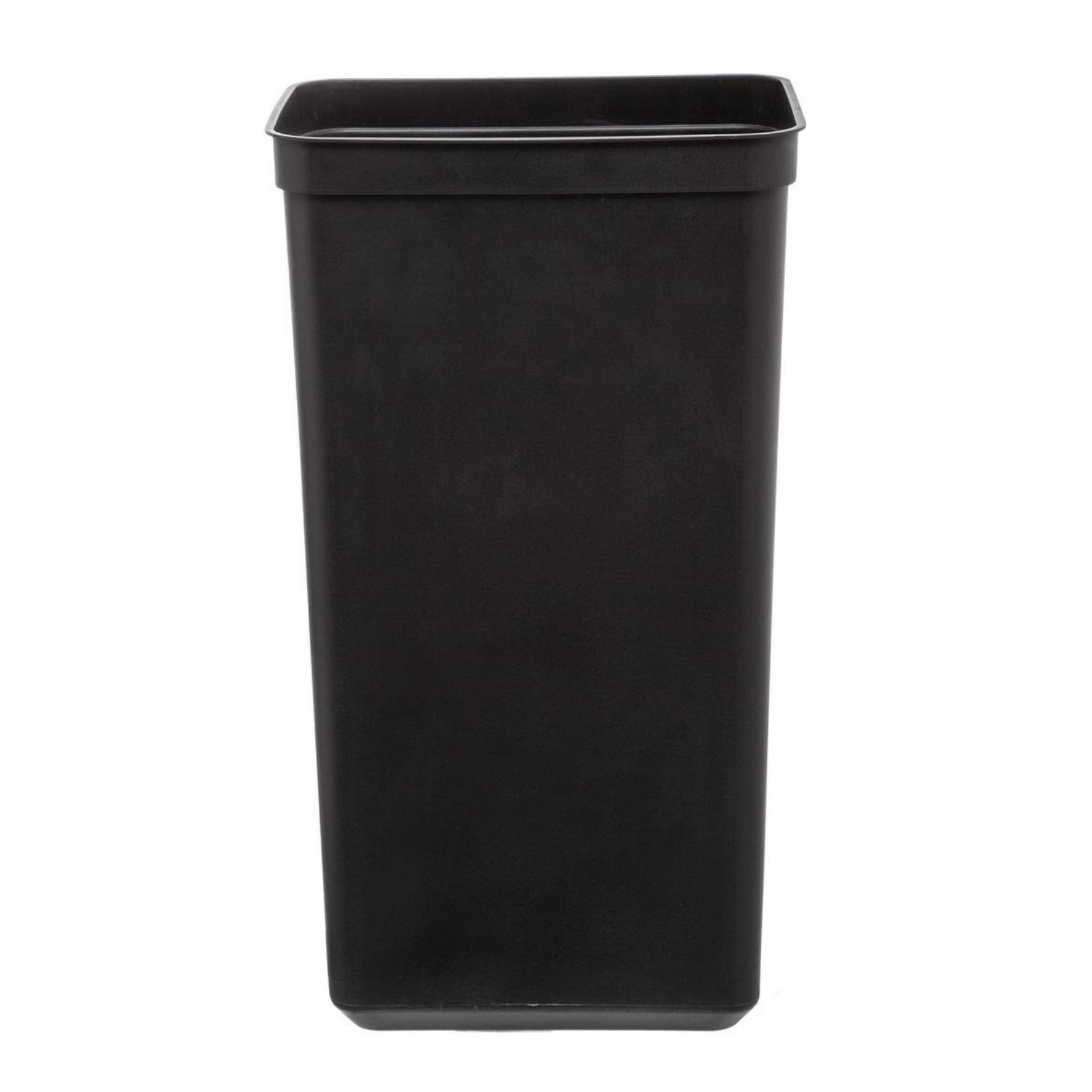 Beyaz arka planda sade, dikdörtgen siyah plastik çöp kutusu.