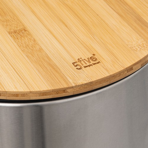 5five simply smart logolu yuvarlak bambu kapaklı metal saklama kabının yakın plan görüntüsü.