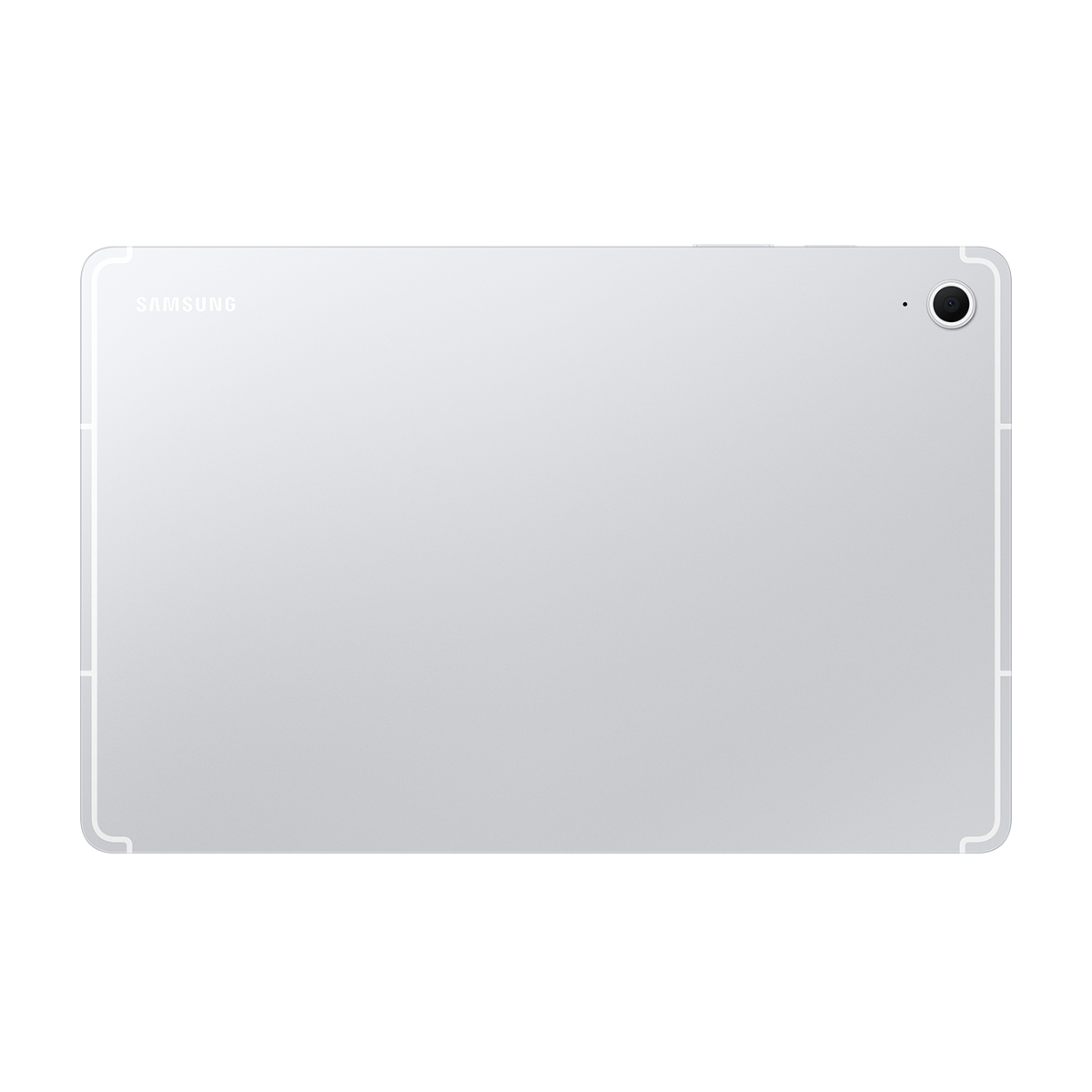 Beyaz arkaplanda kamera merceği ve logosu görünen gümüş renkli Samsung tabletin arka görünümü.